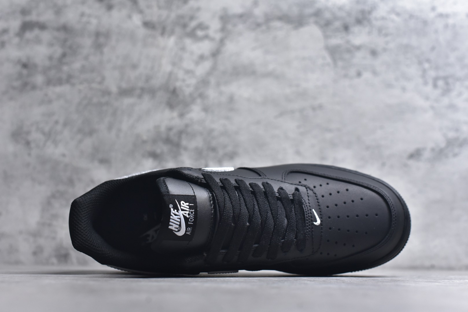 图片[4]-#NK Air Force 1 07 空军一号经典低帮板鞋 黑白 FZ0627-010 全网最具性价比版本没有之一 2022全新楦头鞋型 鱼鳞大底 历时开发三个月 清洁度完美 二维码鞋标 内置芯片及solo气垫 大底高度及其弧度依照正品 钢印 logo刺绣 鞋口弧度 鞋头长度 鞋面冲孔 鞋垫背胶及钢印 完美鞋型对比正品 每一处都是细节满满 尺码：35.5 36 36.5 37.5 38 38.5 39 40 40.5 41 42 42.5 43 44 44.5 45-选品中心