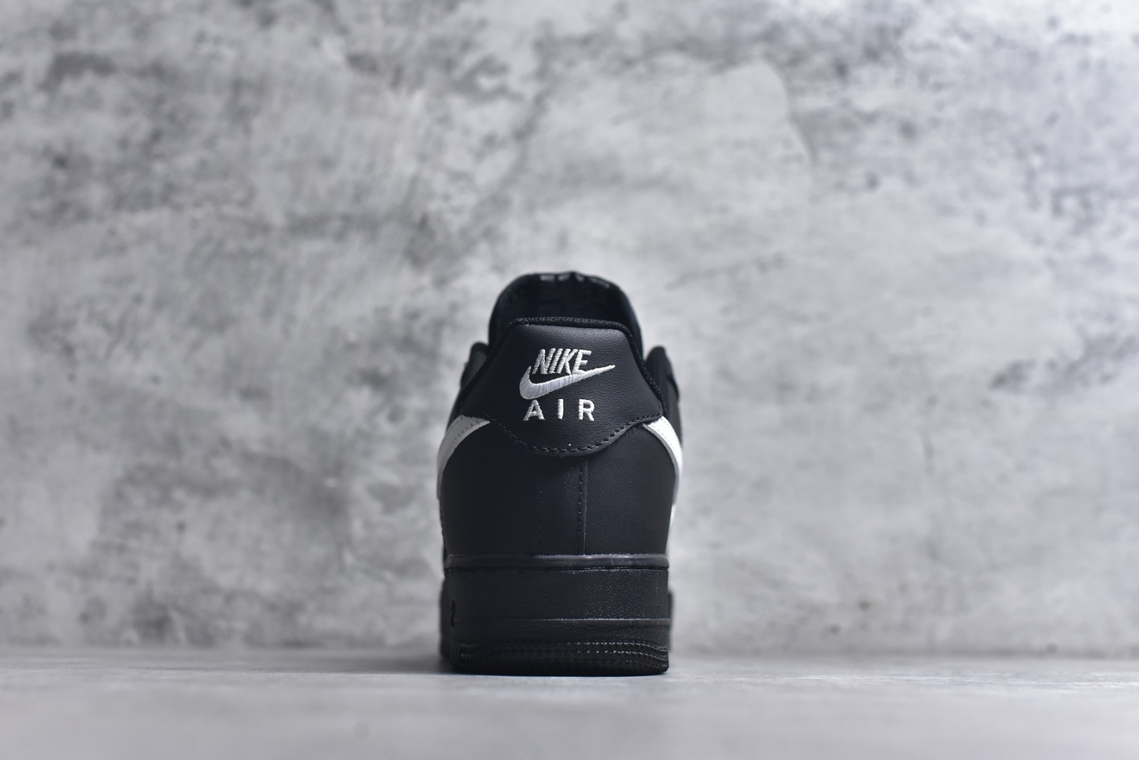 图片[5]-#NK Air Force 1 07 空军一号经典低帮板鞋 黑白 FZ0627-010 全网最具性价比版本没有之一 2022全新楦头鞋型 鱼鳞大底 历时开发三个月 清洁度完美 二维码鞋标 内置芯片及solo气垫 大底高度及其弧度依照正品 钢印 logo刺绣 鞋口弧度 鞋头长度 鞋面冲孔 鞋垫背胶及钢印 完美鞋型对比正品 每一处都是细节满满 尺码：35.5 36 36.5 37.5 38 38.5 39 40 40.5 41 42 42.5 43 44 44.5 45-选品中心