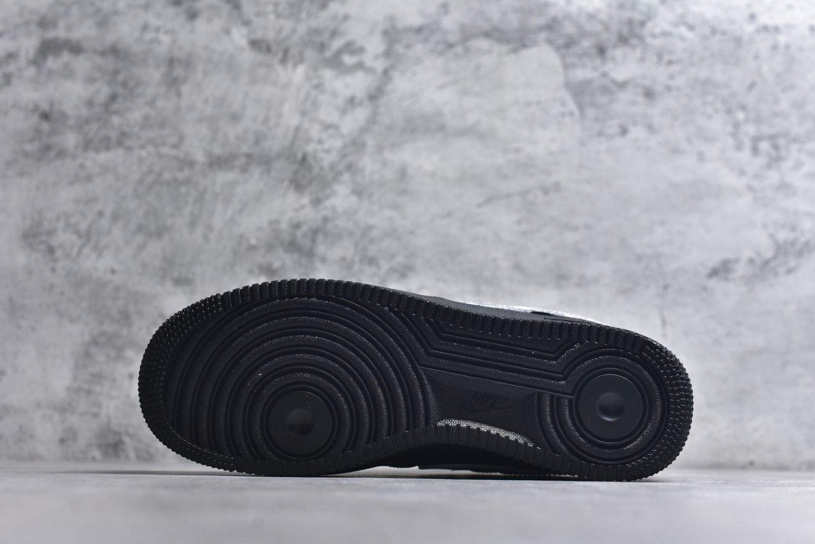 图片[6]-#NK Air Force 1 07 空军一号经典低帮板鞋 黑白 FZ0627-010 全网最具性价比版本没有之一 2022全新楦头鞋型 鱼鳞大底 历时开发三个月 清洁度完美 二维码鞋标 内置芯片及solo气垫 大底高度及其弧度依照正品 钢印 logo刺绣 鞋口弧度 鞋头长度 鞋面冲孔 鞋垫背胶及钢印 完美鞋型对比正品 每一处都是细节满满 尺码：35.5 36 36.5 37.5 38 38.5 39 40 40.5 41 42 42.5 43 44 44.5 45-选品中心