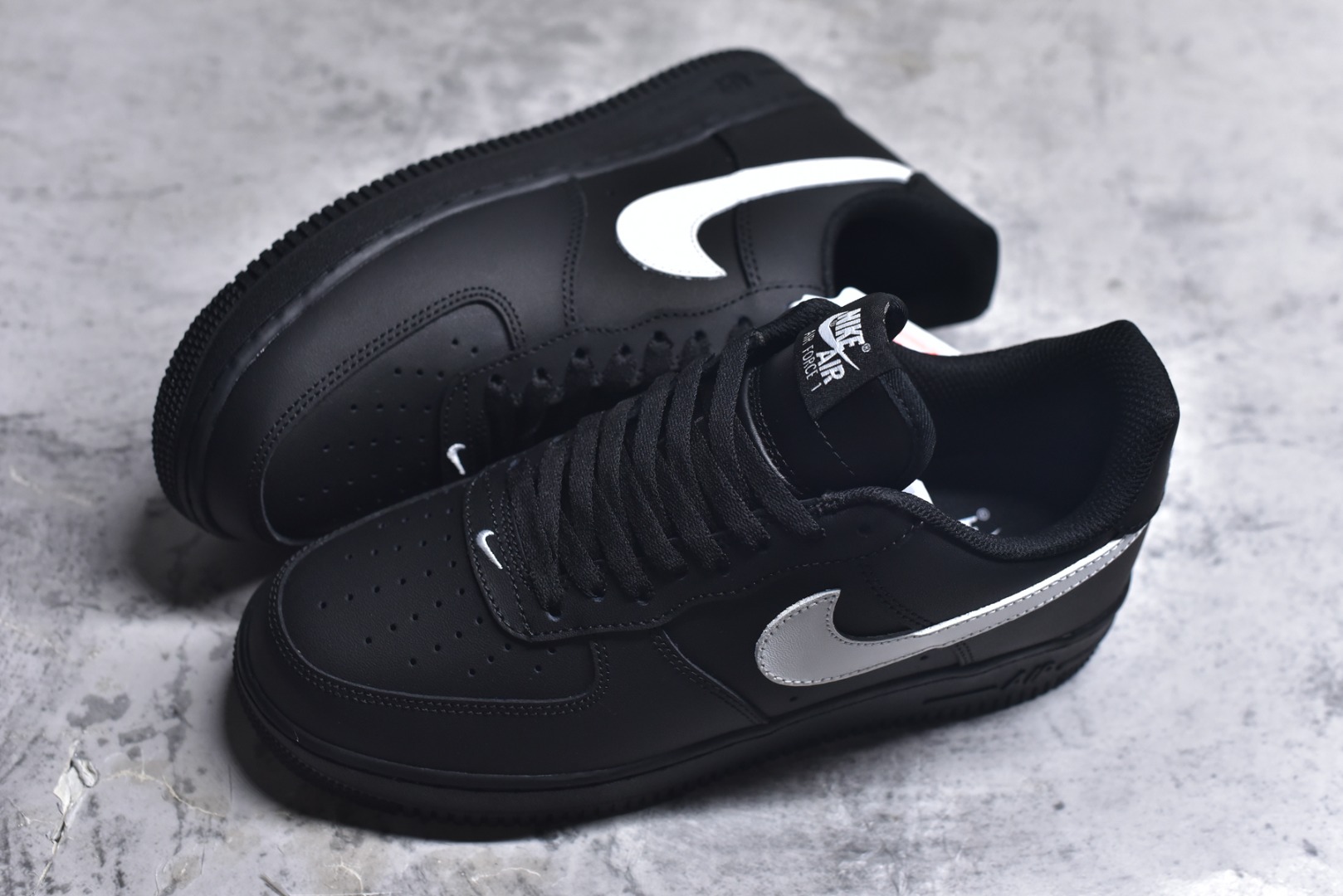 图片[7]-#NK Air Force 1 07 空军一号经典低帮板鞋 黑白 FZ0627-010 全网最具性价比版本没有之一 2022全新楦头鞋型 鱼鳞大底 历时开发三个月 清洁度完美 二维码鞋标 内置芯片及solo气垫 大底高度及其弧度依照正品 钢印 logo刺绣 鞋口弧度 鞋头长度 鞋面冲孔 鞋垫背胶及钢印 完美鞋型对比正品 每一处都是细节满满 尺码：35.5 36 36.5 37.5 38 38.5 39 40 40.5 41 42 42.5 43 44 44.5 45-选品中心