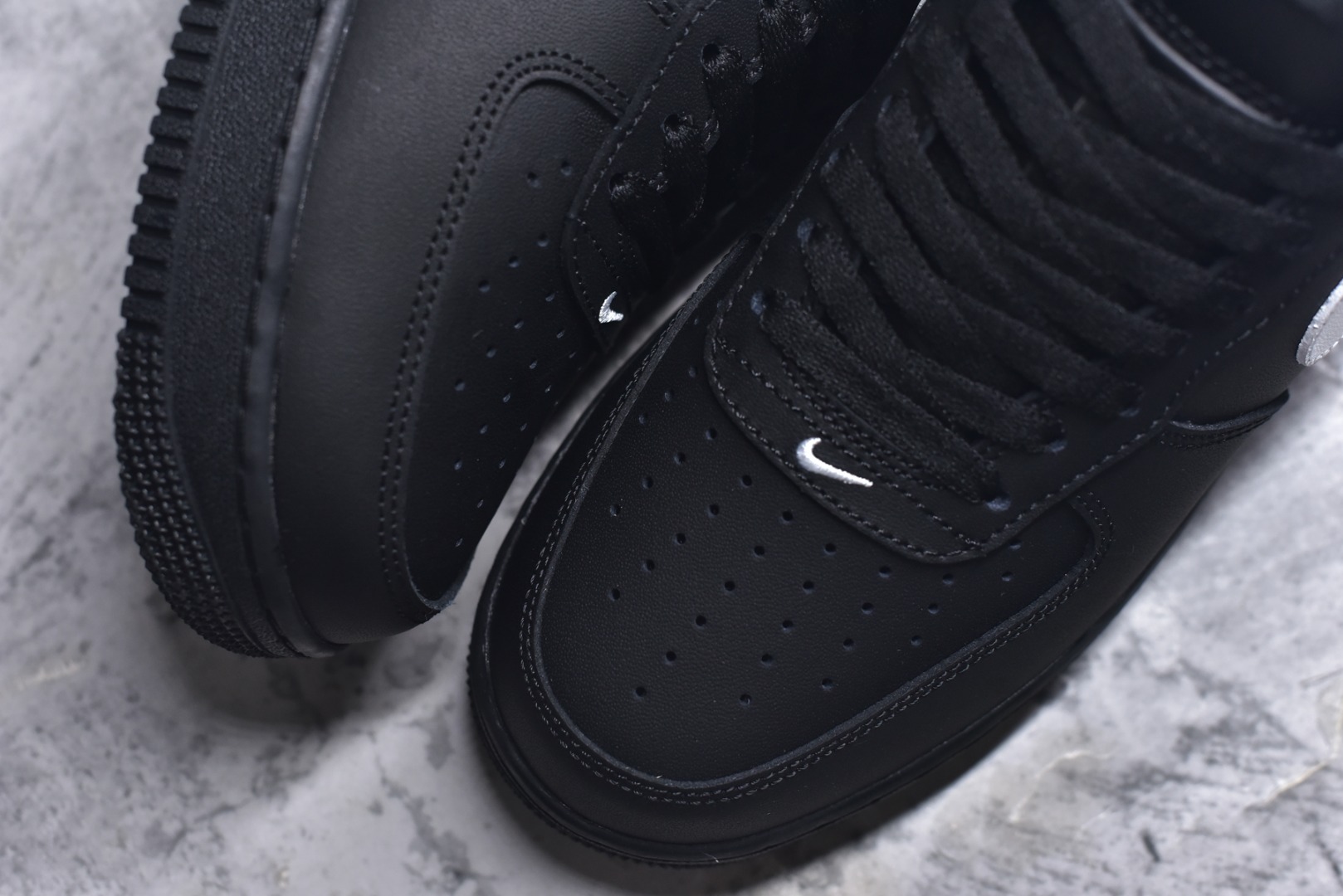 图片[8]-#NK Air Force 1 07 空军一号经典低帮板鞋 黑白 FZ0627-010 全网最具性价比版本没有之一 2022全新楦头鞋型 鱼鳞大底 历时开发三个月 清洁度完美 二维码鞋标 内置芯片及solo气垫 大底高度及其弧度依照正品 钢印 logo刺绣 鞋口弧度 鞋头长度 鞋面冲孔 鞋垫背胶及钢印 完美鞋型对比正品 每一处都是细节满满 尺码：35.5 36 36.5 37.5 38 38.5 39 40 40.5 41 42 42.5 43 44 44.5 45-选品中心