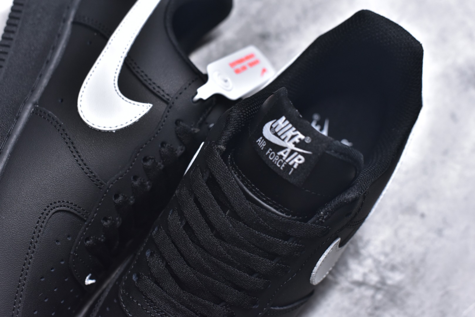 图片[9]-#NK Air Force 1 07 空军一号经典低帮板鞋 黑白 FZ0627-010 全网最具性价比版本没有之一 2022全新楦头鞋型 鱼鳞大底 历时开发三个月 清洁度完美 二维码鞋标 内置芯片及solo气垫 大底高度及其弧度依照正品 钢印 logo刺绣 鞋口弧度 鞋头长度 鞋面冲孔 鞋垫背胶及钢印 完美鞋型对比正品 每一处都是细节满满 尺码：35.5 36 36.5 37.5 38 38.5 39 40 40.5 41 42 42.5 43 44 44.5 45-选品中心