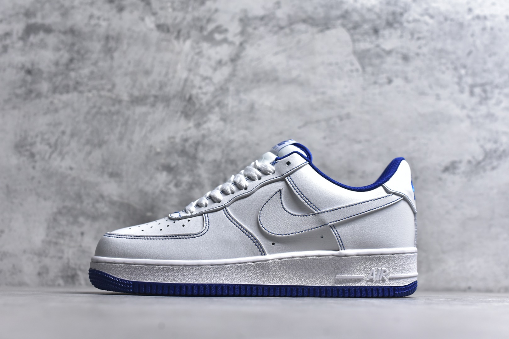 #NK Air Force 1´07 Low 空军一号低帮百搭休闲运动板鞋 CV1724-101 顶级批次 2022全新楦头鞋型 鱼鳞大底 历时开发三个月 清洁度完美 二维码鞋标 内置芯片及solo气垫 大底高度及其弧度依照正品 钢印 logo刺绣 鞋口弧度 鞋头长度 鞋面冲孔 鞋垫背胶及钢印 完美鞋型对比正品 每一处都是细节满满 柔软、弹性十足的缓震性能和出色的中底设计 横跨复古与现代的外型结合 造就出风靡全球 三十多年的Force 1 直到今天还深受青睐 实拍调校N版已经零色差零失真 百分百还原实物色彩所见即所得 不存在货不对板色差等低级问题 选购参考实物拍摄 不混卖不参货 只用心做好货严格选品 承诺混一赔十 尺码：36 36.5 37.5 38 38.5 39 40 40.5 41 42 42.5 43 44 44.5 45-选品中心