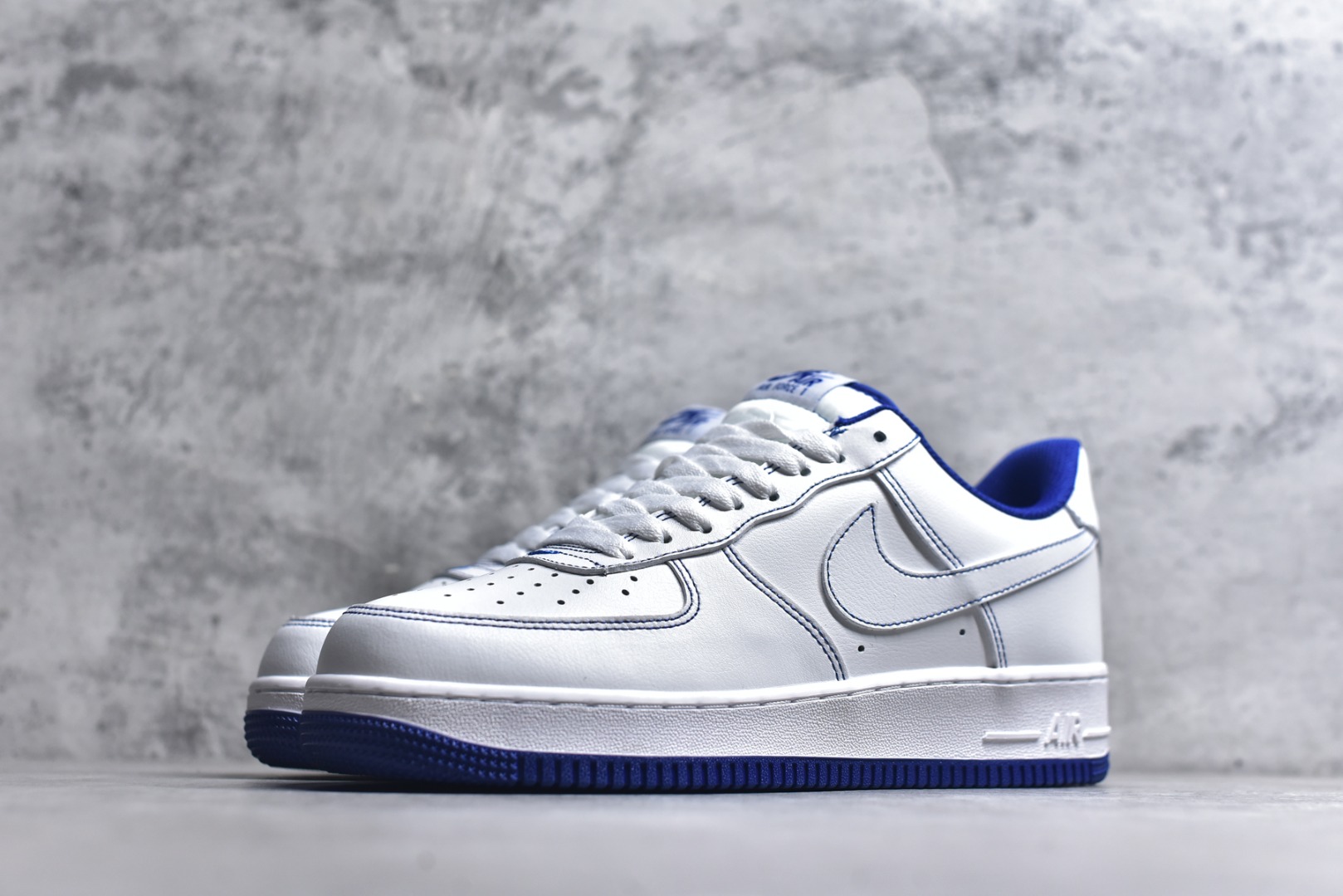 图片[2]-#NK Air Force 1´07 Low 空军一号低帮百搭休闲运动板鞋 CV1724-101 顶级批次 2022全新楦头鞋型 鱼鳞大底 历时开发三个月 清洁度完美 二维码鞋标 内置芯片及solo气垫 大底高度及其弧度依照正品 钢印 logo刺绣 鞋口弧度 鞋头长度 鞋面冲孔 鞋垫背胶及钢印 完美鞋型对比正品 每一处都是细节满满 柔软、弹性十足的缓震性能和出色的中底设计 横跨复古与现代的外型结合 造就出风靡全球 三十多年的Force 1 直到今天还深受青睐 实拍调校N版已经零色差零失真 百分百还原实物色彩所见即所得 不存在货不对板色差等低级问题 选购参考实物拍摄 不混卖不参货 只用心做好货严格选品 承诺混一赔十 尺码：36 36.5 37.5 38 38.5 39 40 40.5 41 42 42.5 43 44 44.5 45-选品中心