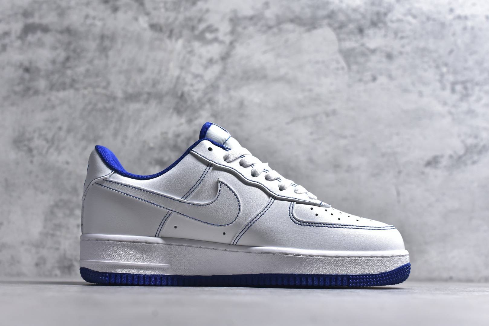 图片[3]-#NK Air Force 1´07 Low 空军一号低帮百搭休闲运动板鞋 CV1724-101 顶级批次 2022全新楦头鞋型 鱼鳞大底 历时开发三个月 清洁度完美 二维码鞋标 内置芯片及solo气垫 大底高度及其弧度依照正品 钢印 logo刺绣 鞋口弧度 鞋头长度 鞋面冲孔 鞋垫背胶及钢印 完美鞋型对比正品 每一处都是细节满满 柔软、弹性十足的缓震性能和出色的中底设计 横跨复古与现代的外型结合 造就出风靡全球 三十多年的Force 1 直到今天还深受青睐 实拍调校N版已经零色差零失真 百分百还原实物色彩所见即所得 不存在货不对板色差等低级问题 选购参考实物拍摄 不混卖不参货 只用心做好货严格选品 承诺混一赔十 尺码：36 36.5 37.5 38 38.5 39 40 40.5 41 42 42.5 43 44 44.5 45-选品中心