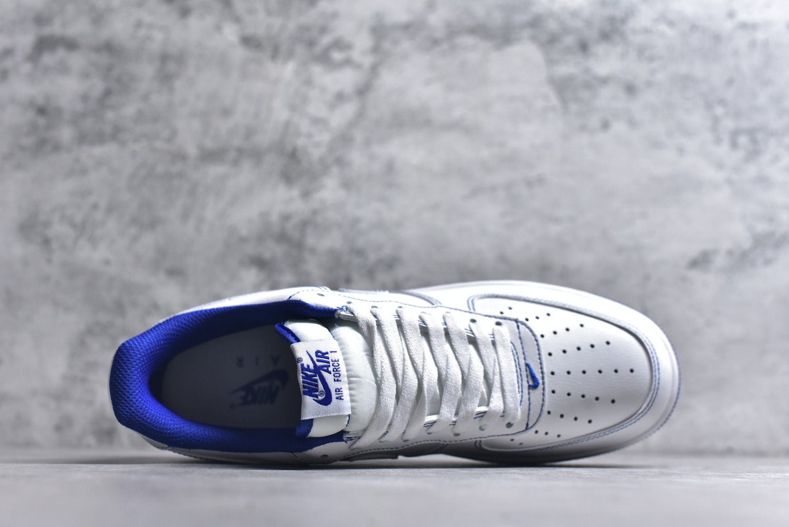 图片[4]-#NK Air Force 1´07 Low 空军一号低帮百搭休闲运动板鞋 CV1724-101 顶级批次 2022全新楦头鞋型 鱼鳞大底 历时开发三个月 清洁度完美 二维码鞋标 内置芯片及solo气垫 大底高度及其弧度依照正品 钢印 logo刺绣 鞋口弧度 鞋头长度 鞋面冲孔 鞋垫背胶及钢印 完美鞋型对比正品 每一处都是细节满满 柔软、弹性十足的缓震性能和出色的中底设计 横跨复古与现代的外型结合 造就出风靡全球 三十多年的Force 1 直到今天还深受青睐 实拍调校N版已经零色差零失真 百分百还原实物色彩所见即所得 不存在货不对板色差等低级问题 选购参考实物拍摄 不混卖不参货 只用心做好货严格选品 承诺混一赔十 尺码：36 36.5 37.5 38 38.5 39 40 40.5 41 42 42.5 43 44 44.5 45-选品中心