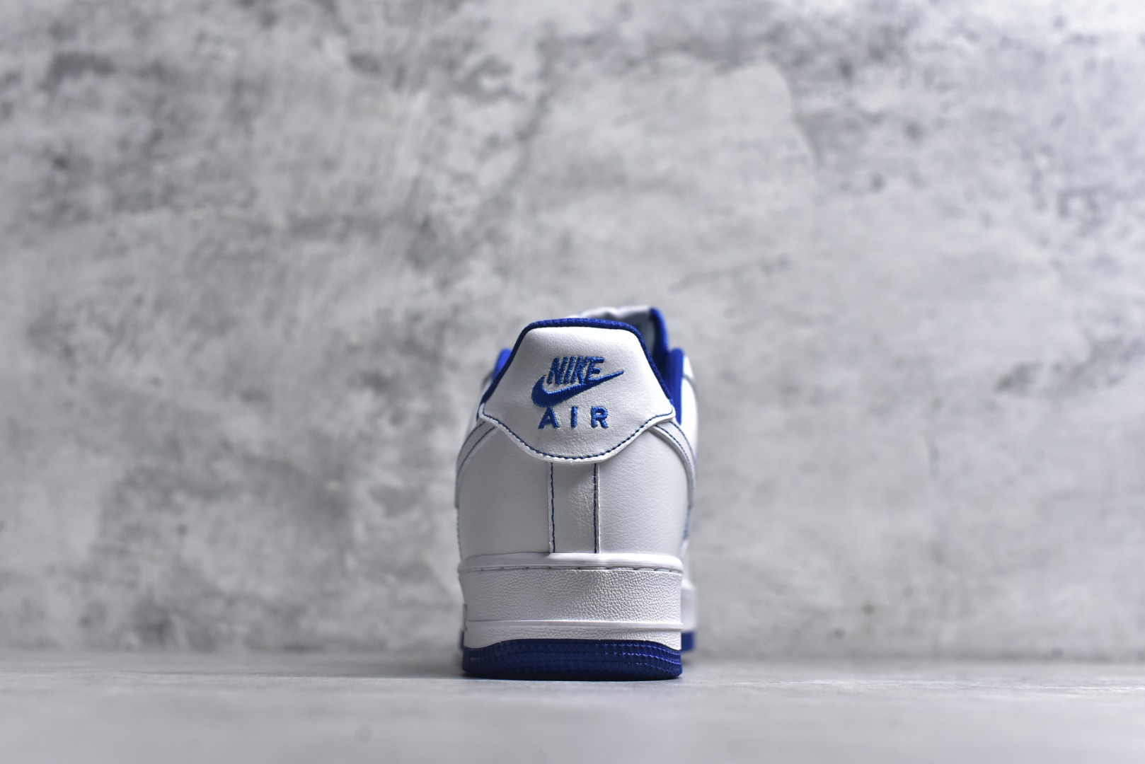 图片[5]-#NK Air Force 1´07 Low 空军一号低帮百搭休闲运动板鞋 CV1724-101 顶级批次 2022全新楦头鞋型 鱼鳞大底 历时开发三个月 清洁度完美 二维码鞋标 内置芯片及solo气垫 大底高度及其弧度依照正品 钢印 logo刺绣 鞋口弧度 鞋头长度 鞋面冲孔 鞋垫背胶及钢印 完美鞋型对比正品 每一处都是细节满满 柔软、弹性十足的缓震性能和出色的中底设计 横跨复古与现代的外型结合 造就出风靡全球 三十多年的Force 1 直到今天还深受青睐 实拍调校N版已经零色差零失真 百分百还原实物色彩所见即所得 不存在货不对板色差等低级问题 选购参考实物拍摄 不混卖不参货 只用心做好货严格选品 承诺混一赔十 尺码：36 36.5 37.5 38 38.5 39 40 40.5 41 42 42.5 43 44 44.5 45-选品中心