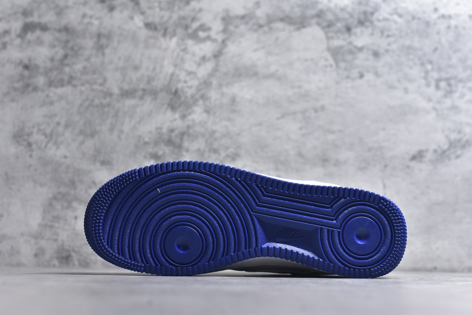 图片[6]-#NK Air Force 1´07 Low 空军一号低帮百搭休闲运动板鞋 CV1724-101 顶级批次 2022全新楦头鞋型 鱼鳞大底 历时开发三个月 清洁度完美 二维码鞋标 内置芯片及solo气垫 大底高度及其弧度依照正品 钢印 logo刺绣 鞋口弧度 鞋头长度 鞋面冲孔 鞋垫背胶及钢印 完美鞋型对比正品 每一处都是细节满满 柔软、弹性十足的缓震性能和出色的中底设计 横跨复古与现代的外型结合 造就出风靡全球 三十多年的Force 1 直到今天还深受青睐 实拍调校N版已经零色差零失真 百分百还原实物色彩所见即所得 不存在货不对板色差等低级问题 选购参考实物拍摄 不混卖不参货 只用心做好货严格选品 承诺混一赔十 尺码：36 36.5 37.5 38 38.5 39 40 40.5 41 42 42.5 43 44 44.5 45-选品中心