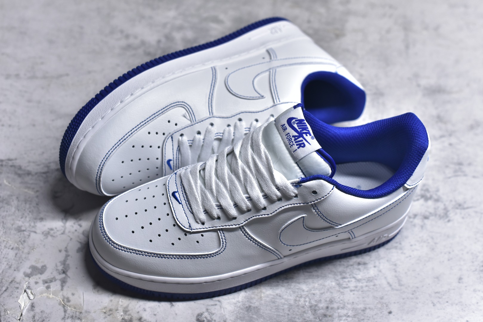 图片[7]-#NK Air Force 1´07 Low 空军一号低帮百搭休闲运动板鞋 CV1724-101 顶级批次 2022全新楦头鞋型 鱼鳞大底 历时开发三个月 清洁度完美 二维码鞋标 内置芯片及solo气垫 大底高度及其弧度依照正品 钢印 logo刺绣 鞋口弧度 鞋头长度 鞋面冲孔 鞋垫背胶及钢印 完美鞋型对比正品 每一处都是细节满满 柔软、弹性十足的缓震性能和出色的中底设计 横跨复古与现代的外型结合 造就出风靡全球 三十多年的Force 1 直到今天还深受青睐 实拍调校N版已经零色差零失真 百分百还原实物色彩所见即所得 不存在货不对板色差等低级问题 选购参考实物拍摄 不混卖不参货 只用心做好货严格选品 承诺混一赔十 尺码：36 36.5 37.5 38 38.5 39 40 40.5 41 42 42.5 43 44 44.5 45-选品中心