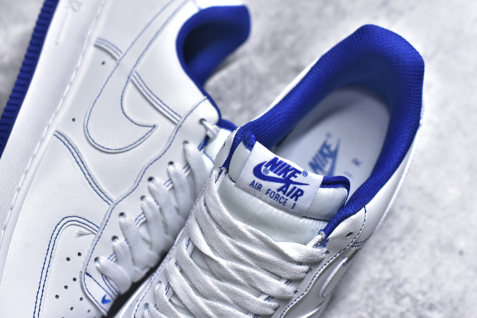 图片[9]-#NK Air Force 1´07 Low 空军一号低帮百搭休闲运动板鞋 CV1724-101 顶级批次 2022全新楦头鞋型 鱼鳞大底 历时开发三个月 清洁度完美 二维码鞋标 内置芯片及solo气垫 大底高度及其弧度依照正品 钢印 logo刺绣 鞋口弧度 鞋头长度 鞋面冲孔 鞋垫背胶及钢印 完美鞋型对比正品 每一处都是细节满满 柔软、弹性十足的缓震性能和出色的中底设计 横跨复古与现代的外型结合 造就出风靡全球 三十多年的Force 1 直到今天还深受青睐 实拍调校N版已经零色差零失真 百分百还原实物色彩所见即所得 不存在货不对板色差等低级问题 选购参考实物拍摄 不混卖不参货 只用心做好货严格选品 承诺混一赔十 尺码：36 36.5 37.5 38 38.5 39 40 40.5 41 42 42.5 43 44 44.5 45-选品中心