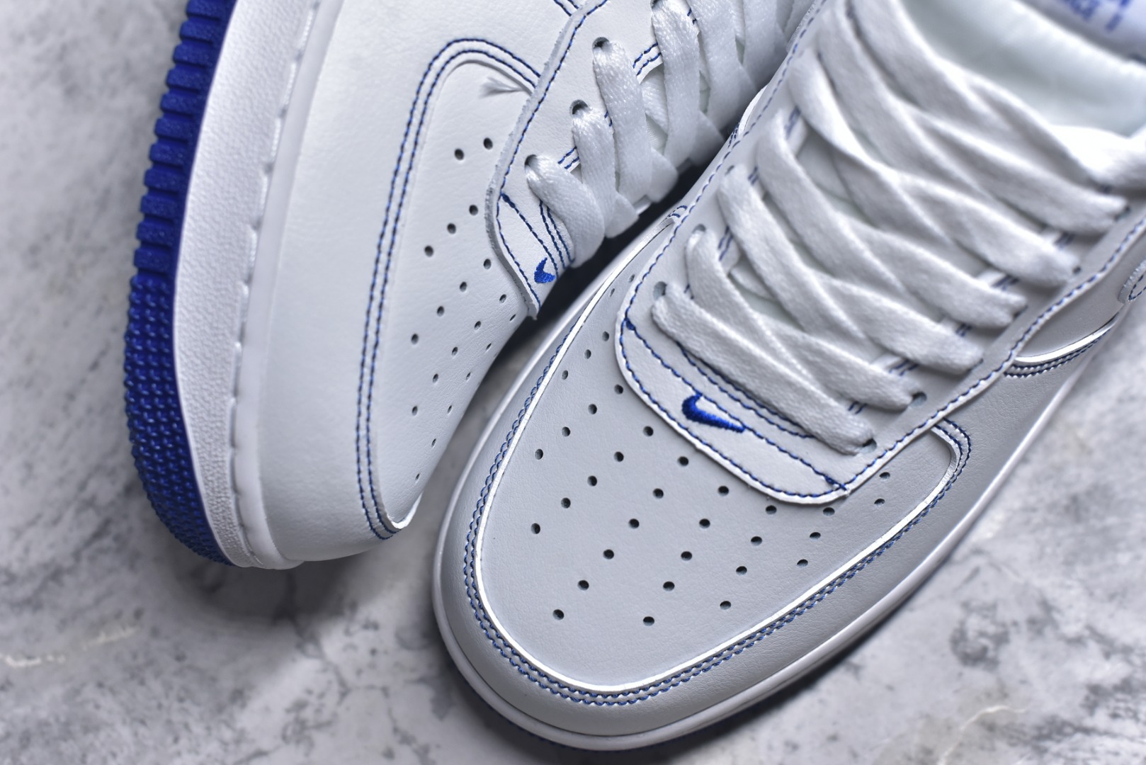 图片[8]-#NK Air Force 1´07 Low 空军一号低帮百搭休闲运动板鞋 CV1724-101 顶级批次 2022全新楦头鞋型 鱼鳞大底 历时开发三个月 清洁度完美 二维码鞋标 内置芯片及solo气垫 大底高度及其弧度依照正品 钢印 logo刺绣 鞋口弧度 鞋头长度 鞋面冲孔 鞋垫背胶及钢印 完美鞋型对比正品 每一处都是细节满满 柔软、弹性十足的缓震性能和出色的中底设计 横跨复古与现代的外型结合 造就出风靡全球 三十多年的Force 1 直到今天还深受青睐 实拍调校N版已经零色差零失真 百分百还原实物色彩所见即所得 不存在货不对板色差等低级问题 选购参考实物拍摄 不混卖不参货 只用心做好货严格选品 承诺混一赔十 尺码：36 36.5 37.5 38 38.5 39 40 40.5 41 42 42.5 43 44 44.5 45-选品中心