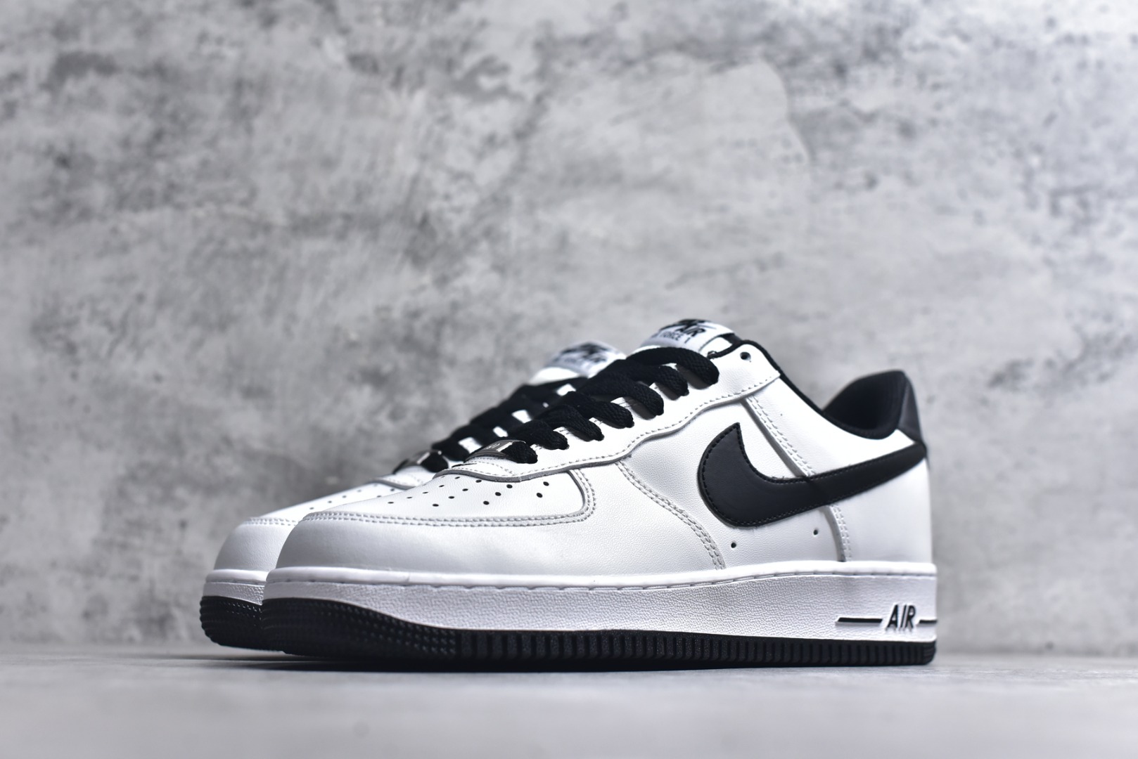 图片[2]-# NK Air Force 1´07 Low 空军一号低帮百搭休闲运动板鞋 DH7561-102 顶级批次 2022全新楦头鞋型 鱼鳞大底 历时开发三个月 清洁度完美 二维码鞋标 内置芯片及solo气垫 大底高度及其弧度依照正品 钢印 logo刺绣 鞋口弧度 鞋头长度 鞋面冲孔 鞋垫背胶及钢印 完美鞋型对比正品 每一处都是细节满满 柔软、弹性十足的缓震性能和出色的中底设计 横跨复古与现代的外型结合 造就出风靡全球 三十多年的Force 1 直到今天还深受青睐 实拍调校N版已经零色差零失真 百分百还原实物色彩所见即所得 不存在货不对板色差等低级问题 选购参考实物拍摄 不混卖不参货 只用心做好货严格选品 承诺混一赔十 尺码：36 36.5 37.5 38 38.5 39 40 40.5 41 42 42.5 43 44 44.5 45-选品中心