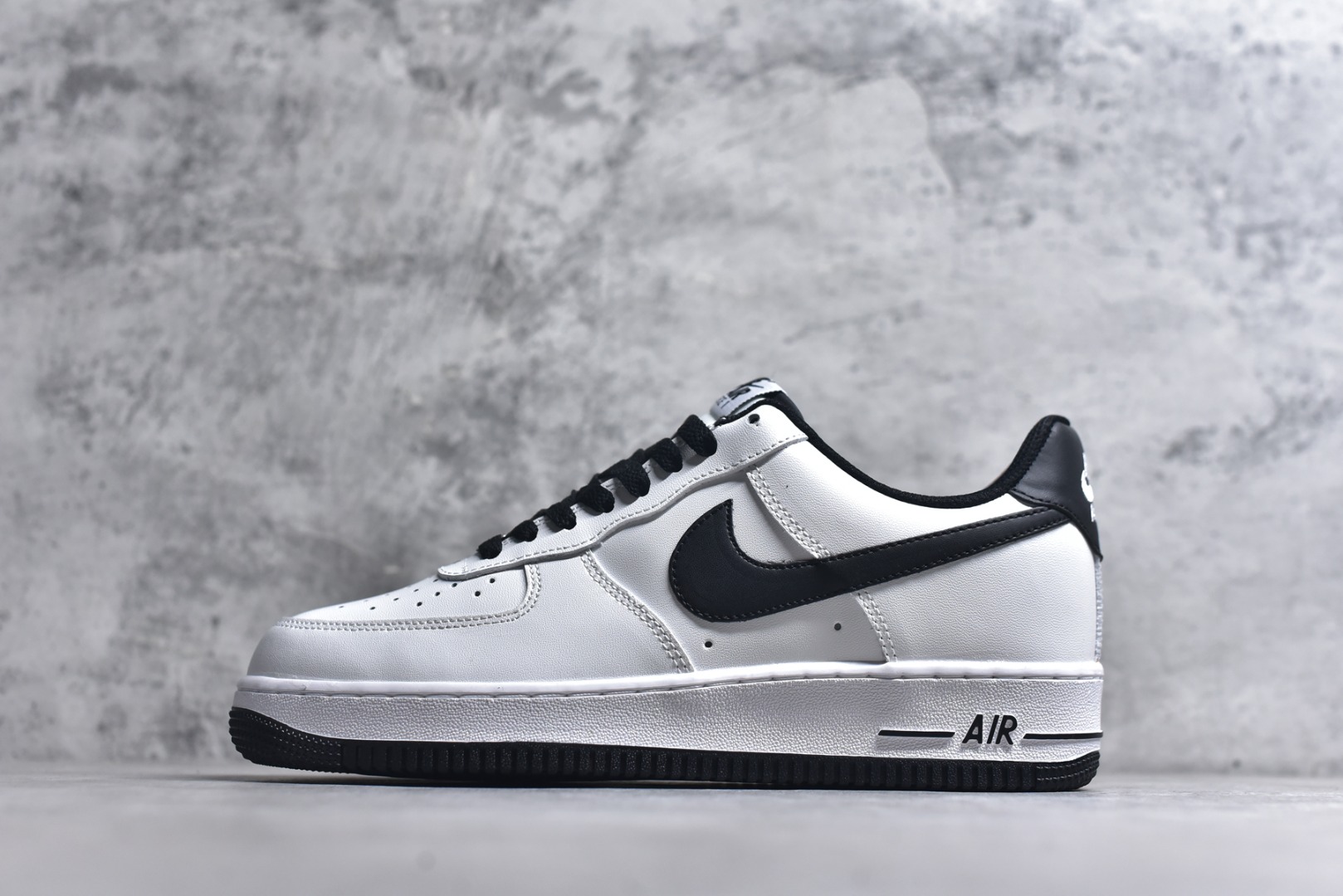 # NK Air Force 1´07 Low 空军一号低帮百搭休闲运动板鞋 DH7561-102 顶级批次 2022全新楦头鞋型 鱼鳞大底 历时开发三个月 清洁度完美 二维码鞋标 内置芯片及solo气垫 大底高度及其弧度依照正品 钢印 logo刺绣 鞋口弧度 鞋头长度 鞋面冲孔 鞋垫背胶及钢印 完美鞋型对比正品 每一处都是细节满满 柔软、弹性十足的缓震性能和出色的中底设计 横跨复古与现代的外型结合 造就出风靡全球 三十多年的Force 1 直到今天还深受青睐 实拍调校N版已经零色差零失真 百分百还原实物色彩所见即所得 不存在货不对板色差等低级问题 选购参考实物拍摄 不混卖不参货 只用心做好货严格选品 承诺混一赔十 尺码：36 36.5 37.5 38 38.5 39 40 40.5 41 42 42.5 43 44 44.5 45-选品中心