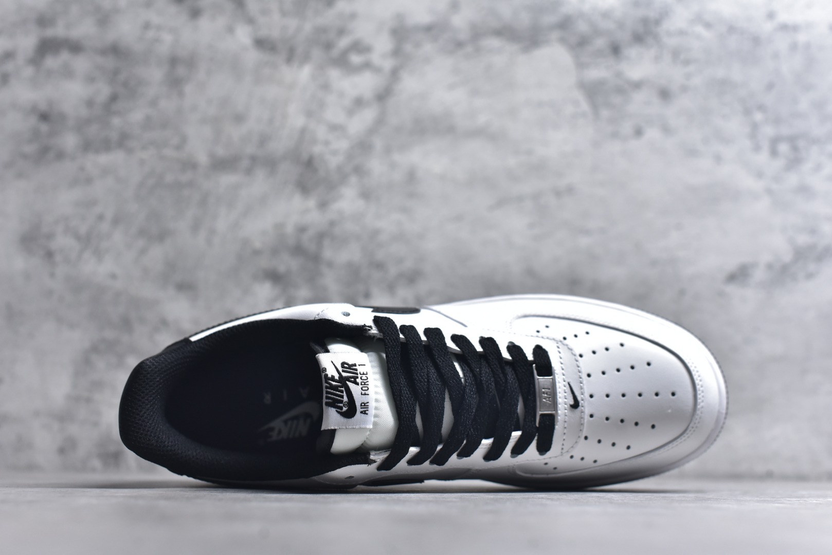 图片[4]-# NK Air Force 1´07 Low 空军一号低帮百搭休闲运动板鞋 DH7561-102 顶级批次 2022全新楦头鞋型 鱼鳞大底 历时开发三个月 清洁度完美 二维码鞋标 内置芯片及solo气垫 大底高度及其弧度依照正品 钢印 logo刺绣 鞋口弧度 鞋头长度 鞋面冲孔 鞋垫背胶及钢印 完美鞋型对比正品 每一处都是细节满满 柔软、弹性十足的缓震性能和出色的中底设计 横跨复古与现代的外型结合 造就出风靡全球 三十多年的Force 1 直到今天还深受青睐 实拍调校N版已经零色差零失真 百分百还原实物色彩所见即所得 不存在货不对板色差等低级问题 选购参考实物拍摄 不混卖不参货 只用心做好货严格选品 承诺混一赔十 尺码：36 36.5 37.5 38 38.5 39 40 40.5 41 42 42.5 43 44 44.5 45-选品中心