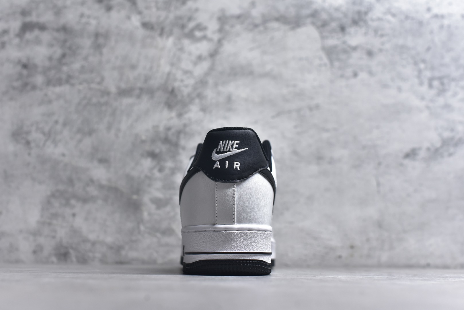 图片[5]-# NK Air Force 1´07 Low 空军一号低帮百搭休闲运动板鞋 DH7561-102 顶级批次 2022全新楦头鞋型 鱼鳞大底 历时开发三个月 清洁度完美 二维码鞋标 内置芯片及solo气垫 大底高度及其弧度依照正品 钢印 logo刺绣 鞋口弧度 鞋头长度 鞋面冲孔 鞋垫背胶及钢印 完美鞋型对比正品 每一处都是细节满满 柔软、弹性十足的缓震性能和出色的中底设计 横跨复古与现代的外型结合 造就出风靡全球 三十多年的Force 1 直到今天还深受青睐 实拍调校N版已经零色差零失真 百分百还原实物色彩所见即所得 不存在货不对板色差等低级问题 选购参考实物拍摄 不混卖不参货 只用心做好货严格选品 承诺混一赔十 尺码：36 36.5 37.5 38 38.5 39 40 40.5 41 42 42.5 43 44 44.5 45-选品中心