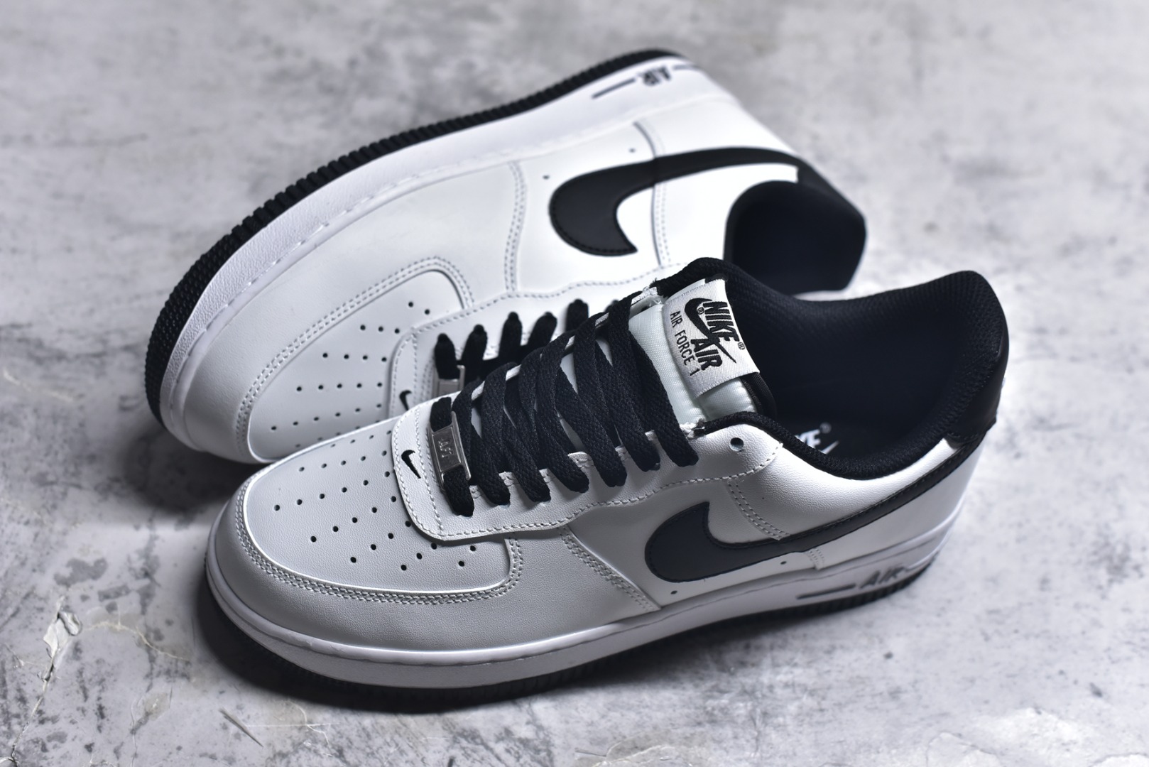 图片[7]-# NK Air Force 1´07 Low 空军一号低帮百搭休闲运动板鞋 DH7561-102 顶级批次 2022全新楦头鞋型 鱼鳞大底 历时开发三个月 清洁度完美 二维码鞋标 内置芯片及solo气垫 大底高度及其弧度依照正品 钢印 logo刺绣 鞋口弧度 鞋头长度 鞋面冲孔 鞋垫背胶及钢印 完美鞋型对比正品 每一处都是细节满满 柔软、弹性十足的缓震性能和出色的中底设计 横跨复古与现代的外型结合 造就出风靡全球 三十多年的Force 1 直到今天还深受青睐 实拍调校N版已经零色差零失真 百分百还原实物色彩所见即所得 不存在货不对板色差等低级问题 选购参考实物拍摄 不混卖不参货 只用心做好货严格选品 承诺混一赔十 尺码：36 36.5 37.5 38 38.5 39 40 40.5 41 42 42.5 43 44 44.5 45-选品中心