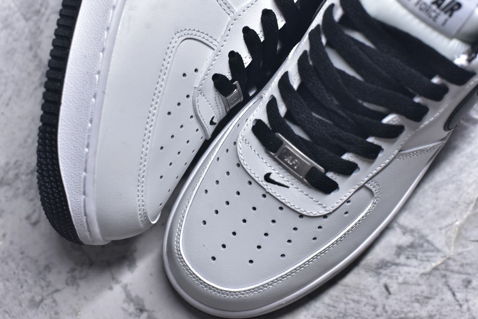 图片[8]-# NK Air Force 1´07 Low 空军一号低帮百搭休闲运动板鞋 DH7561-102 顶级批次 2022全新楦头鞋型 鱼鳞大底 历时开发三个月 清洁度完美 二维码鞋标 内置芯片及solo气垫 大底高度及其弧度依照正品 钢印 logo刺绣 鞋口弧度 鞋头长度 鞋面冲孔 鞋垫背胶及钢印 完美鞋型对比正品 每一处都是细节满满 柔软、弹性十足的缓震性能和出色的中底设计 横跨复古与现代的外型结合 造就出风靡全球 三十多年的Force 1 直到今天还深受青睐 实拍调校N版已经零色差零失真 百分百还原实物色彩所见即所得 不存在货不对板色差等低级问题 选购参考实物拍摄 不混卖不参货 只用心做好货严格选品 承诺混一赔十 尺码：36 36.5 37.5 38 38.5 39 40 40.5 41 42 42.5 43 44 44.5 45-选品中心