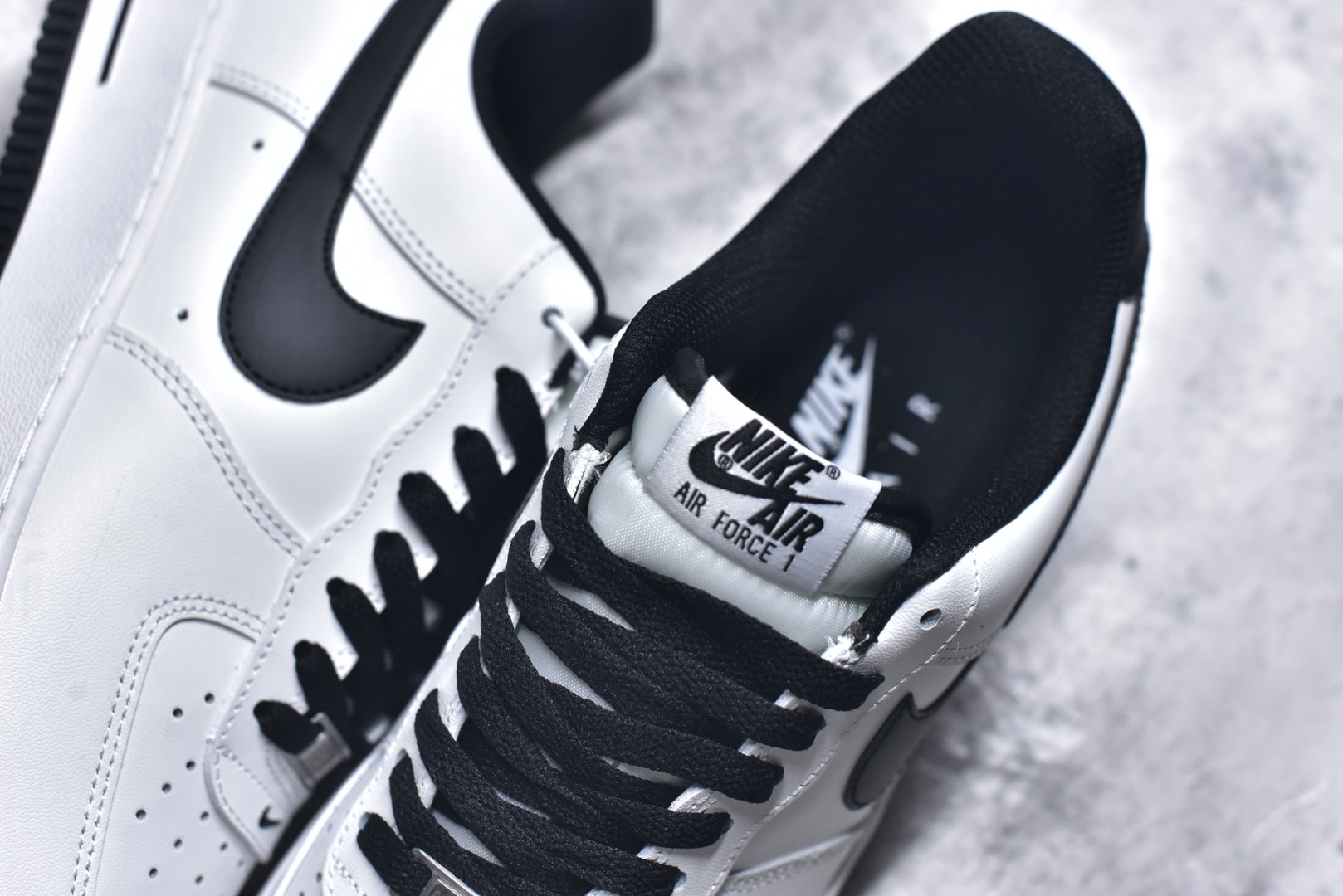 图片[9]-# NK Air Force 1´07 Low 空军一号低帮百搭休闲运动板鞋 DH7561-102 顶级批次 2022全新楦头鞋型 鱼鳞大底 历时开发三个月 清洁度完美 二维码鞋标 内置芯片及solo气垫 大底高度及其弧度依照正品 钢印 logo刺绣 鞋口弧度 鞋头长度 鞋面冲孔 鞋垫背胶及钢印 完美鞋型对比正品 每一处都是细节满满 柔软、弹性十足的缓震性能和出色的中底设计 横跨复古与现代的外型结合 造就出风靡全球 三十多年的Force 1 直到今天还深受青睐 实拍调校N版已经零色差零失真 百分百还原实物色彩所见即所得 不存在货不对板色差等低级问题 选购参考实物拍摄 不混卖不参货 只用心做好货严格选品 承诺混一赔十 尺码：36 36.5 37.5 38 38.5 39 40 40.5 41 42 42.5 43 44 44.5 45-选品中心