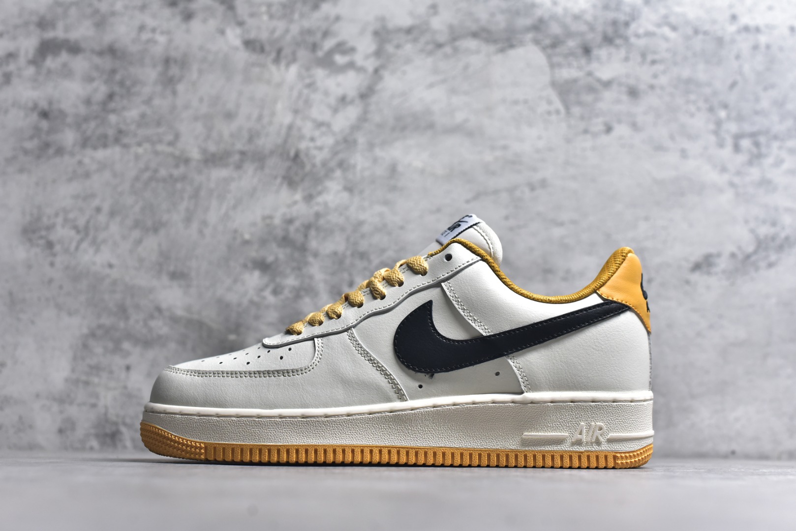 #NK By You Air Force 1\'07 Low Retro SP空军一号低帮经典百搭休闲运动板鞋“皮革米白姜黄黑钩子”FD9063-101尺码：36 36.5 37.5 38 38.5 39 40 40.5 41 42 42.5 43 44 44.5 45-选品中心