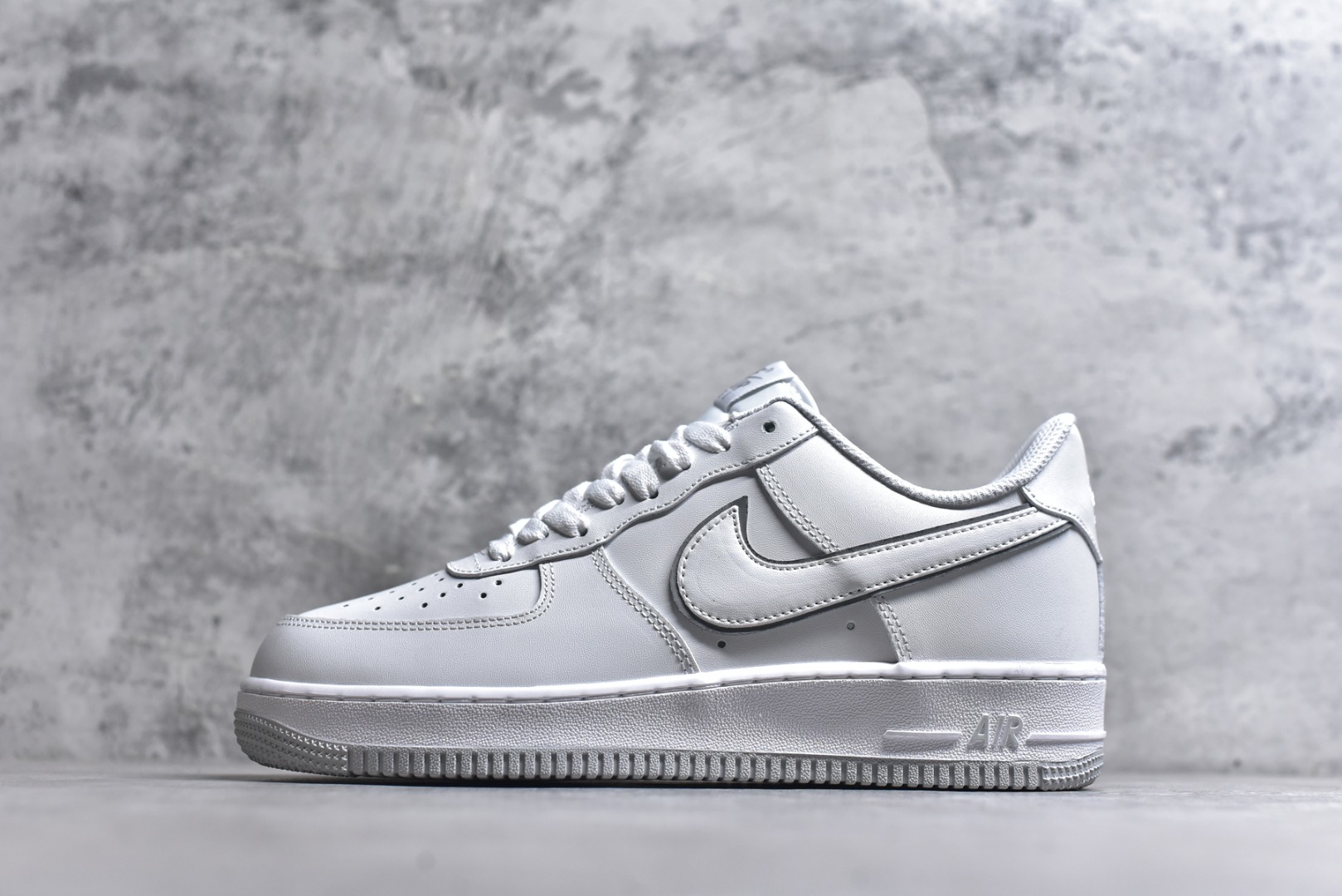 #Nike Air Force 1 Low 原厂冲刀皮料切割干净无任何毛边清洁度细节完美 做工细节全方位比对 原楦原纸板打造纯正空军专注外贸渠道全掌内置蜂窝气垫原盒配件原厂中底钢印拉帮完美 货号：DX5805-100 尺码：36 36.5 37.5 38 38.5 39 40 40.5 41 42 42.5 43 44 44.5 45-选品中心