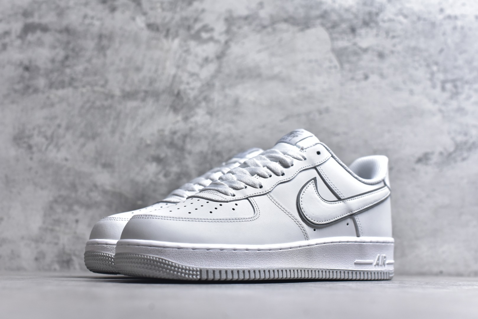 图片[2]-#Nike Air Force 1 Low 原厂冲刀皮料切割干净无任何毛边清洁度细节完美 做工细节全方位比对 原楦原纸板打造纯正空军专注外贸渠道全掌内置蜂窝气垫原盒配件原厂中底钢印拉帮完美 货号：DX5805-100 尺码：36 36.5 37.5 38 38.5 39 40 40.5 41 42 42.5 43 44 44.5 45-选品中心