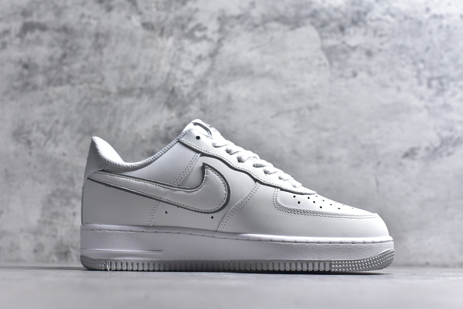 图片[3]-#Nike Air Force 1 Low 原厂冲刀皮料切割干净无任何毛边清洁度细节完美 做工细节全方位比对 原楦原纸板打造纯正空军专注外贸渠道全掌内置蜂窝气垫原盒配件原厂中底钢印拉帮完美 货号：DX5805-100 尺码：36 36.5 37.5 38 38.5 39 40 40.5 41 42 42.5 43 44 44.5 45-选品中心