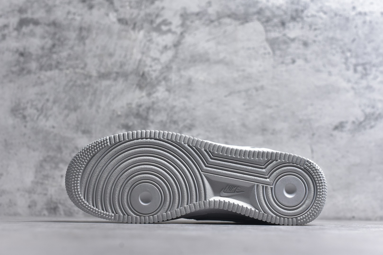 图片[6]-#Nike Air Force 1 Low 原厂冲刀皮料切割干净无任何毛边清洁度细节完美 做工细节全方位比对 原楦原纸板打造纯正空军专注外贸渠道全掌内置蜂窝气垫原盒配件原厂中底钢印拉帮完美 货号：DX5805-100 尺码：36 36.5 37.5 38 38.5 39 40 40.5 41 42 42.5 43 44 44.5 45-选品中心