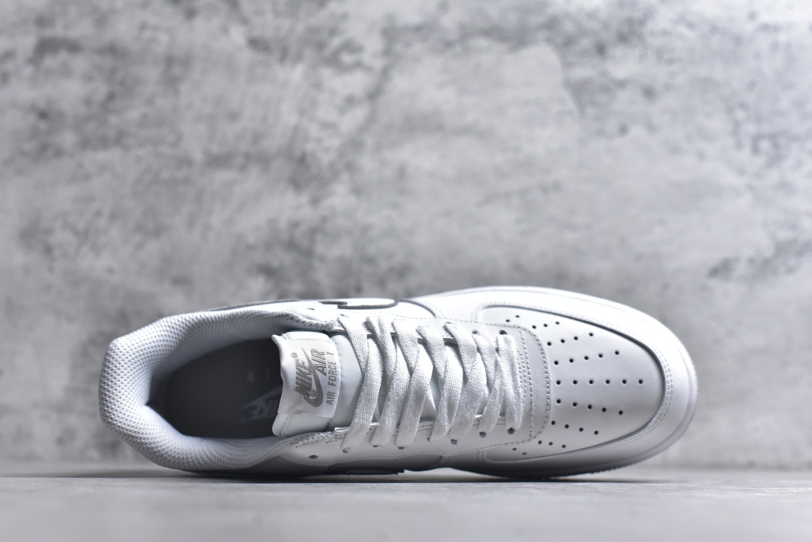 图片[4]-#Nike Air Force 1 Low 原厂冲刀皮料切割干净无任何毛边清洁度细节完美 做工细节全方位比对 原楦原纸板打造纯正空军专注外贸渠道全掌内置蜂窝气垫原盒配件原厂中底钢印拉帮完美 货号：DX5805-100 尺码：36 36.5 37.5 38 38.5 39 40 40.5 41 42 42.5 43 44 44.5 45-选品中心