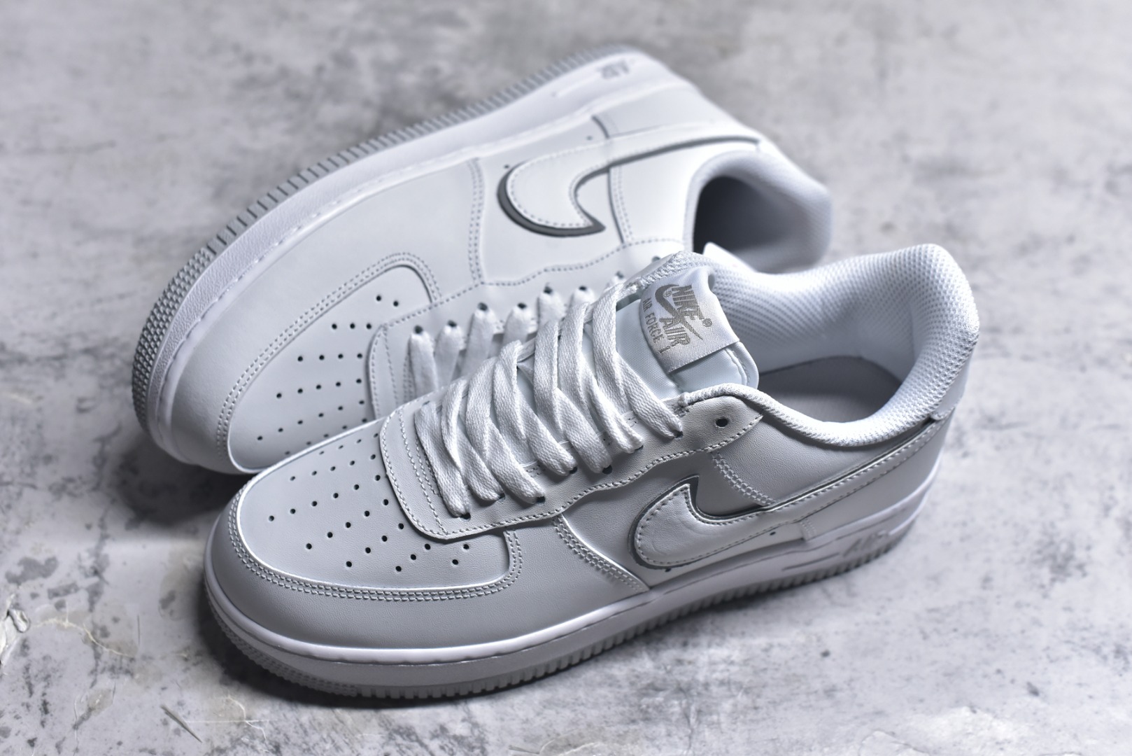 图片[7]-#Nike Air Force 1 Low 原厂冲刀皮料切割干净无任何毛边清洁度细节完美 做工细节全方位比对 原楦原纸板打造纯正空军专注外贸渠道全掌内置蜂窝气垫原盒配件原厂中底钢印拉帮完美 货号：DX5805-100 尺码：36 36.5 37.5 38 38.5 39 40 40.5 41 42 42.5 43 44 44.5 45-选品中心