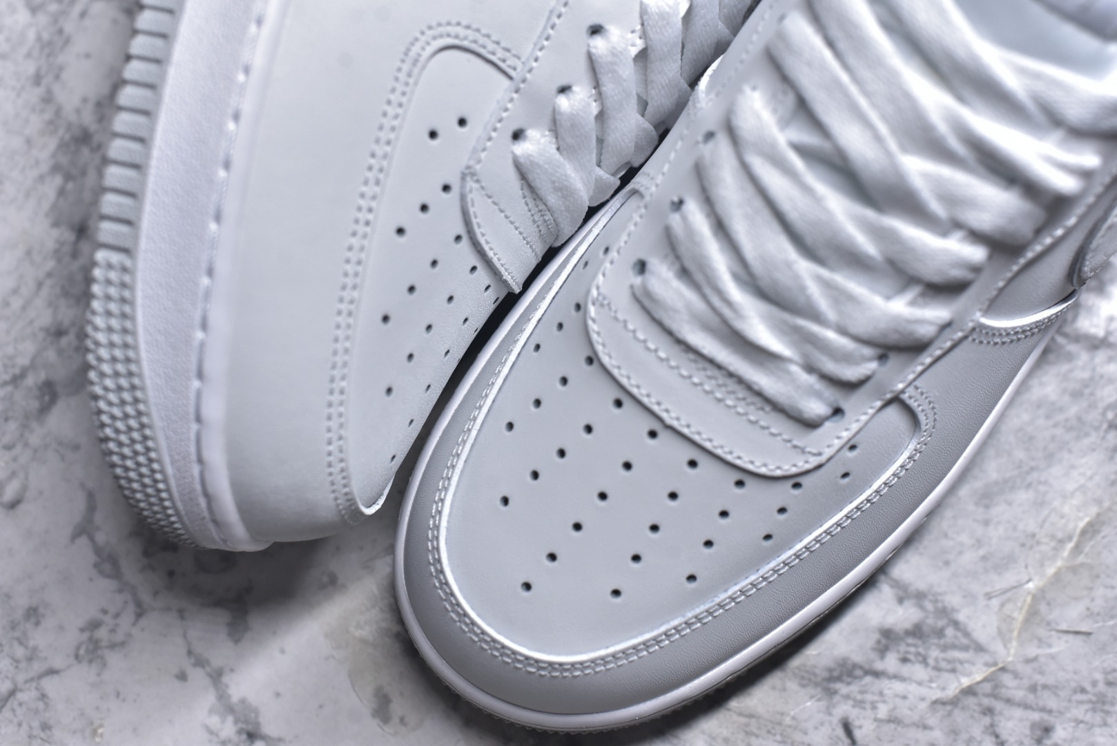 图片[8]-#Nike Air Force 1 Low 原厂冲刀皮料切割干净无任何毛边清洁度细节完美 做工细节全方位比对 原楦原纸板打造纯正空军专注外贸渠道全掌内置蜂窝气垫原盒配件原厂中底钢印拉帮完美 货号：DX5805-100 尺码：36 36.5 37.5 38 38.5 39 40 40.5 41 42 42.5 43 44 44.5 45-选品中心