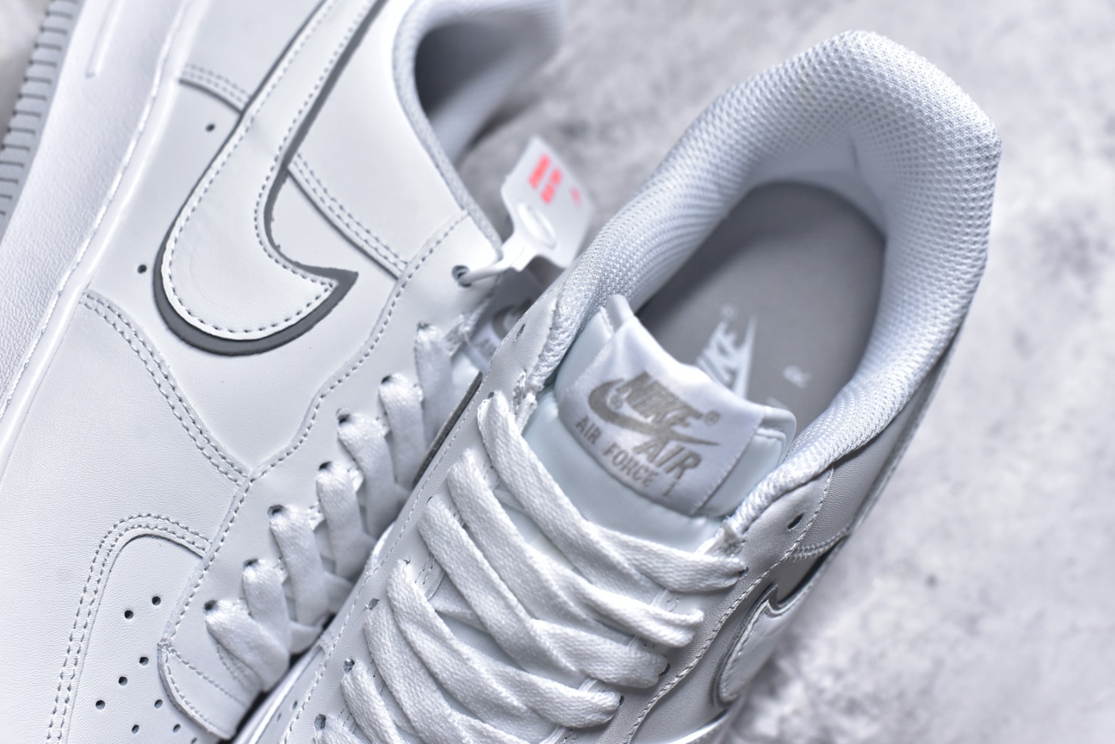 图片[9]-#Nike Air Force 1 Low 原厂冲刀皮料切割干净无任何毛边清洁度细节完美 做工细节全方位比对 原楦原纸板打造纯正空军专注外贸渠道全掌内置蜂窝气垫原盒配件原厂中底钢印拉帮完美 货号：DX5805-100 尺码：36 36.5 37.5 38 38.5 39 40 40.5 41 42 42.5 43 44 44.5 45-选品中心