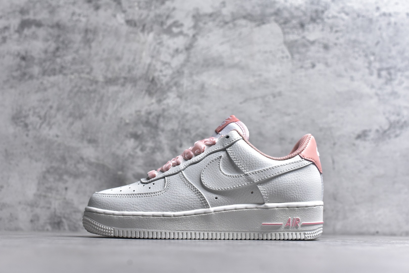 #Nike Air Force1 07 low #原楦头原纸板 打造纯正空军版型 #专注外贸渠道 全掌内置蜂窝气垫 #原盒配件 原厂中底钢印、拉帮完美 货号：HV4403 601 尺码：36 36.5 37.5 38 38.5 39 40-选品中心