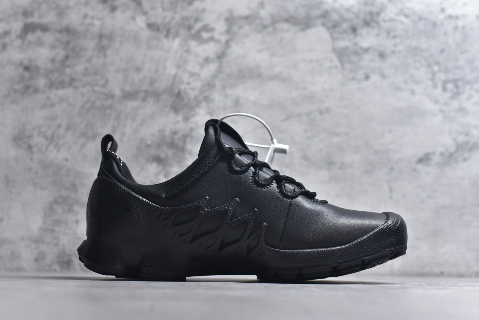 图片[3]-#ECCO 爱步BIOM真皮运动鞋 防滑健步慢跑鞋 802834 健步探索系列热门款式 牛皮鞋面，纹理自然，柔韧耐穿 直接注塑工艺连接鞋面与鞋底 一体成型，合脚耐穿 橡胶外底，适应多种地形，防滑耐磨，强劲抓地 BIOM核心自然律动科技 符合人体工学 长效缓震 能量回弹 踏风前行 自然律动 裸足科技 尺码：39 40 41 42 43 44 （正常码）-选品中心