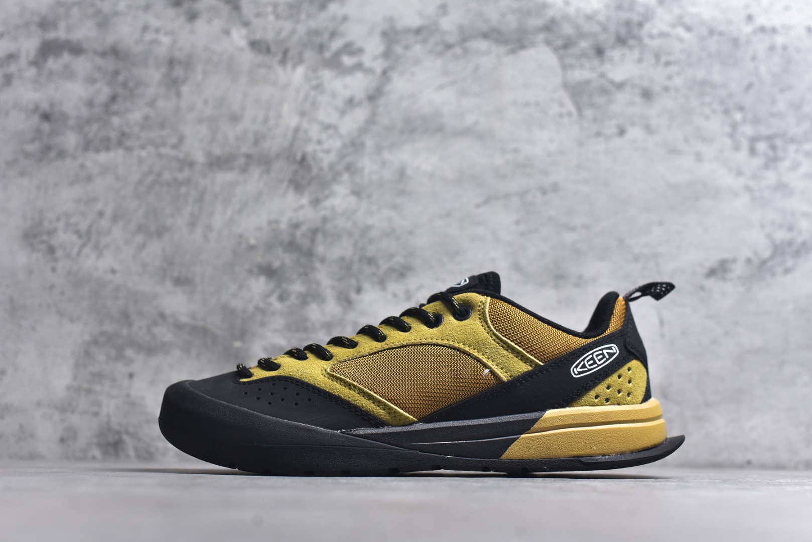 #KEEN 科恩 Jasper Rocks 山系户外鞋 日系街头复古风 原单货 极力推荐版本 可以暴走2w步的丑鞋第一眼丑萌丑萌 一上脚真香! 平台代购专供 官网一致包装原版鞋垫舒适度一级棒 回弹好牛皮鞋身的包裹性hin好 透气舒适徒步登山 citywalk选它准没错 鞋底足够软 回弹性不错 配送原版替换鞋带 多姿多彩 货号：1031193 尺码：35.5-40-选品中心