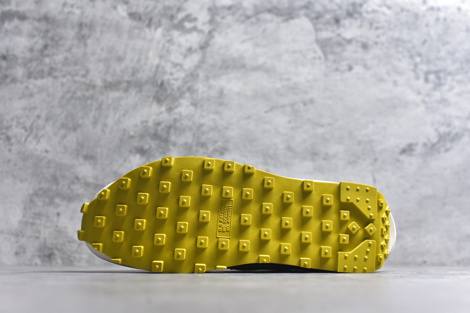 图片[6]-#Sacai x VaporWaffle 华夫三代3.0 走秀重磅联名 CV1363/DD1875/ #正确版本 独家原鞋开发 #原模数据大底 独家五层分离组合底 #原厂长绒皮料 质感十足 注意区分 #鞋款由Pegasus与VaporFly两款鞋型的设计元素共同构建，鞋身材质由翻毛皮和透气网布共同打造。熟悉的解构手法、重叠Swoosh、双重鞋舌、鞋带以及后跟SACAI字体都悉数保留，#最大亮点在于，本次鞋底变本加厉，层数更多!简直和巴黎世家的TripleS有一拼，增高效果妥妥的 尺码：35.5-46-选品中心