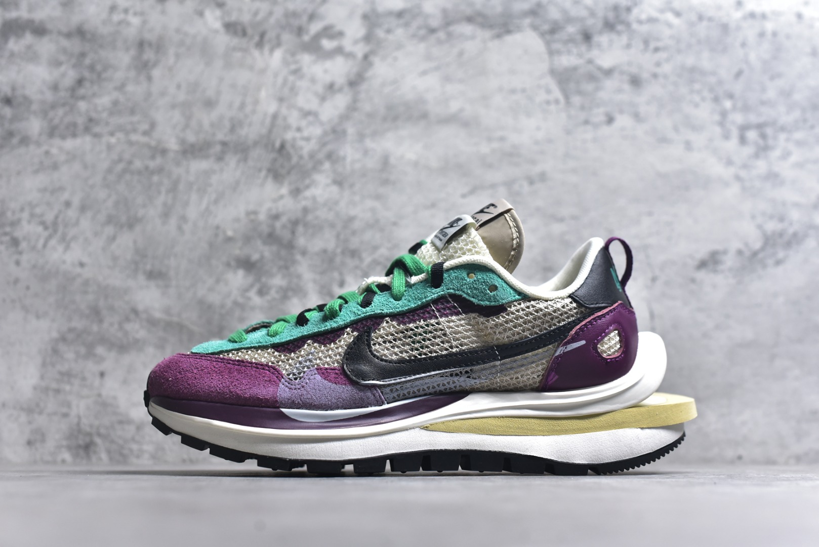 #Sacai x VaporWaffle 华夫三代3.0 走秀重磅联名 CV1363/DD1875/ #正确版本 独家原鞋开发 #原模数据大底 独家五层分离组合底 #原厂长绒皮料 质感十足 注意区分 #鞋款由Pegasus与VaporFly两款鞋型的设计元素共同构建，鞋身材质由翻毛皮和透气网布共同打造。熟悉的解构手法、重叠Swoosh、双重鞋舌、鞋带以及后跟SACAI字体都悉数保留，#最大亮点在于，本次鞋底变本加厉，层数更多!简直和巴黎世家的TripleS有一拼，增高效果妥妥的 尺码：35.5-46-选品中心