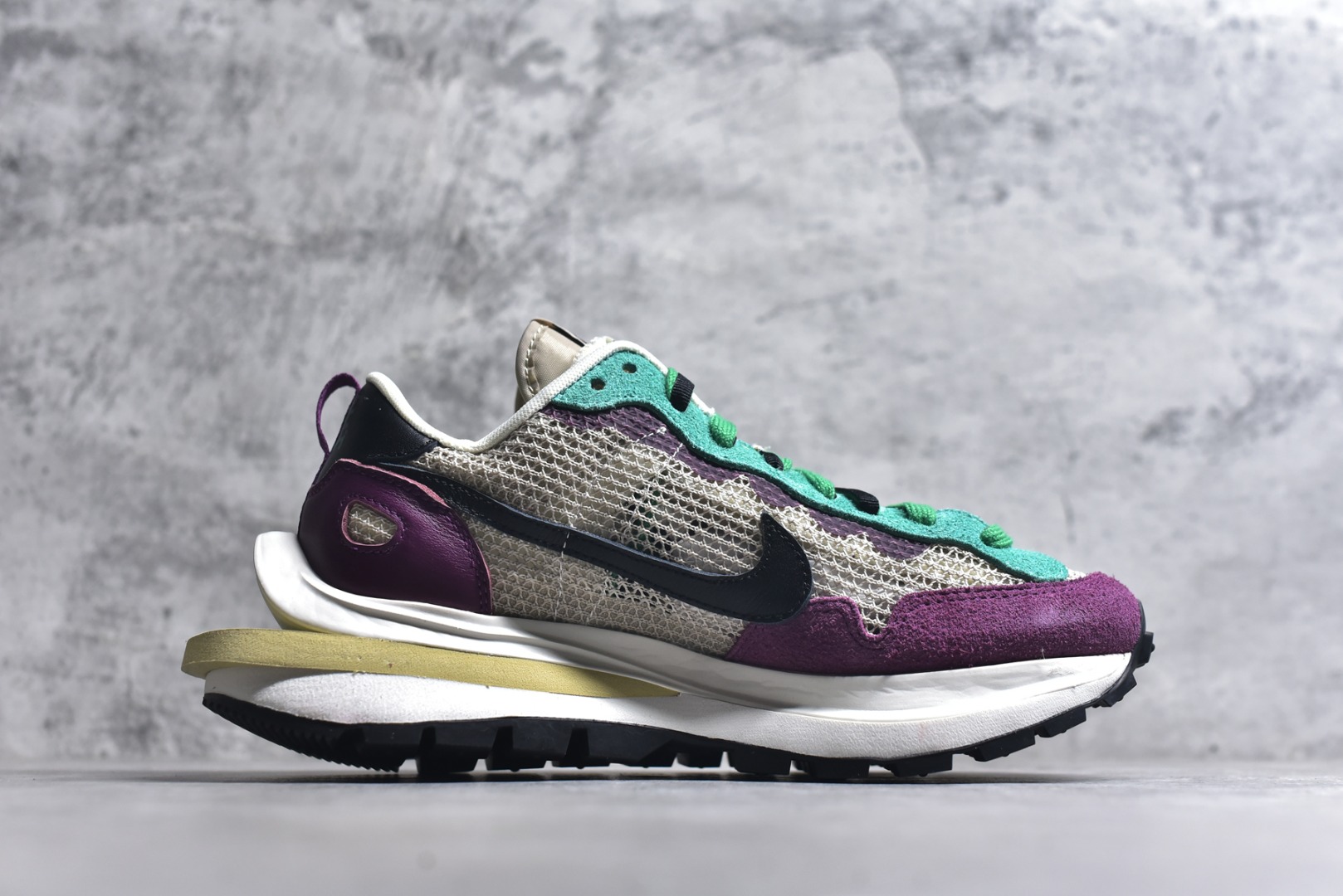 图片[3]-#Sacai x VaporWaffle 华夫三代3.0 走秀重磅联名 CV1363/DD1875/ #正确版本 独家原鞋开发 #原模数据大底 独家五层分离组合底 #原厂长绒皮料 质感十足 注意区分 #鞋款由Pegasus与VaporFly两款鞋型的设计元素共同构建，鞋身材质由翻毛皮和透气网布共同打造。熟悉的解构手法、重叠Swoosh、双重鞋舌、鞋带以及后跟SACAI字体都悉数保留，#最大亮点在于，本次鞋底变本加厉，层数更多!简直和巴黎世家的TripleS有一拼，增高效果妥妥的 尺码：35.5-46-选品中心