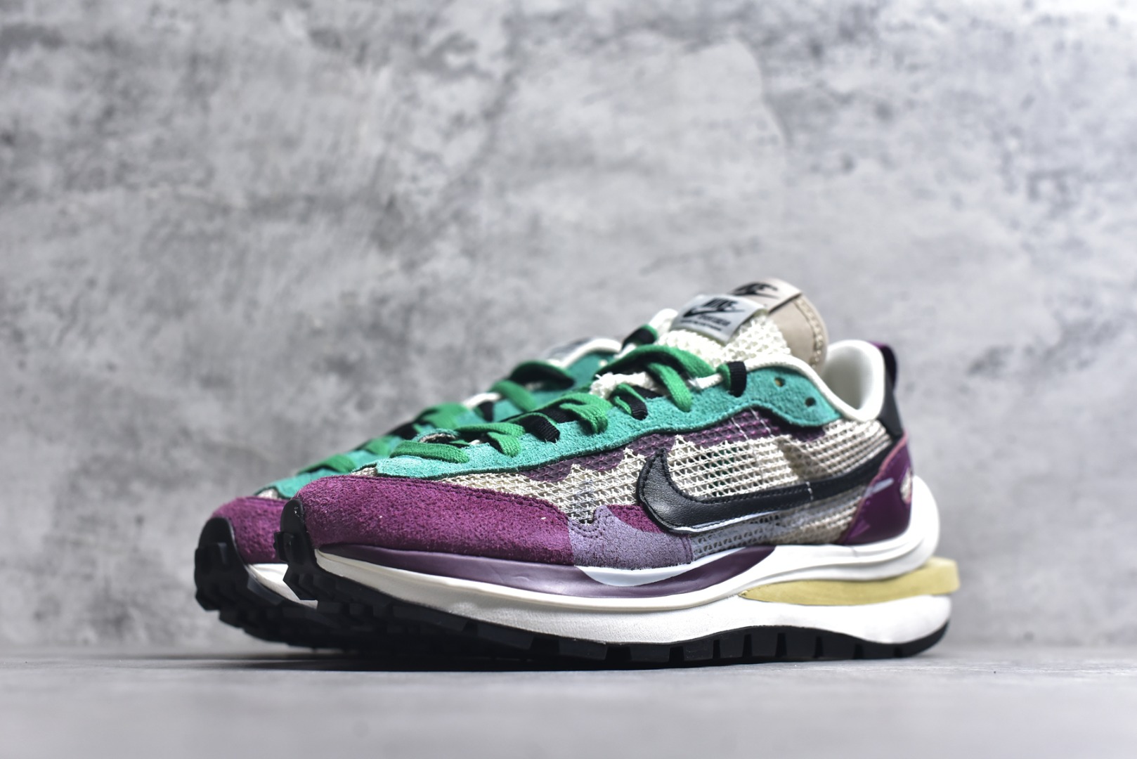 图片[2]-#Sacai x VaporWaffle 华夫三代3.0 走秀重磅联名 CV1363/DD1875/ #正确版本 独家原鞋开发 #原模数据大底 独家五层分离组合底 #原厂长绒皮料 质感十足 注意区分 #鞋款由Pegasus与VaporFly两款鞋型的设计元素共同构建，鞋身材质由翻毛皮和透气网布共同打造。熟悉的解构手法、重叠Swoosh、双重鞋舌、鞋带以及后跟SACAI字体都悉数保留，#最大亮点在于，本次鞋底变本加厉，层数更多!简直和巴黎世家的TripleS有一拼，增高效果妥妥的 尺码：35.5-46-选品中心