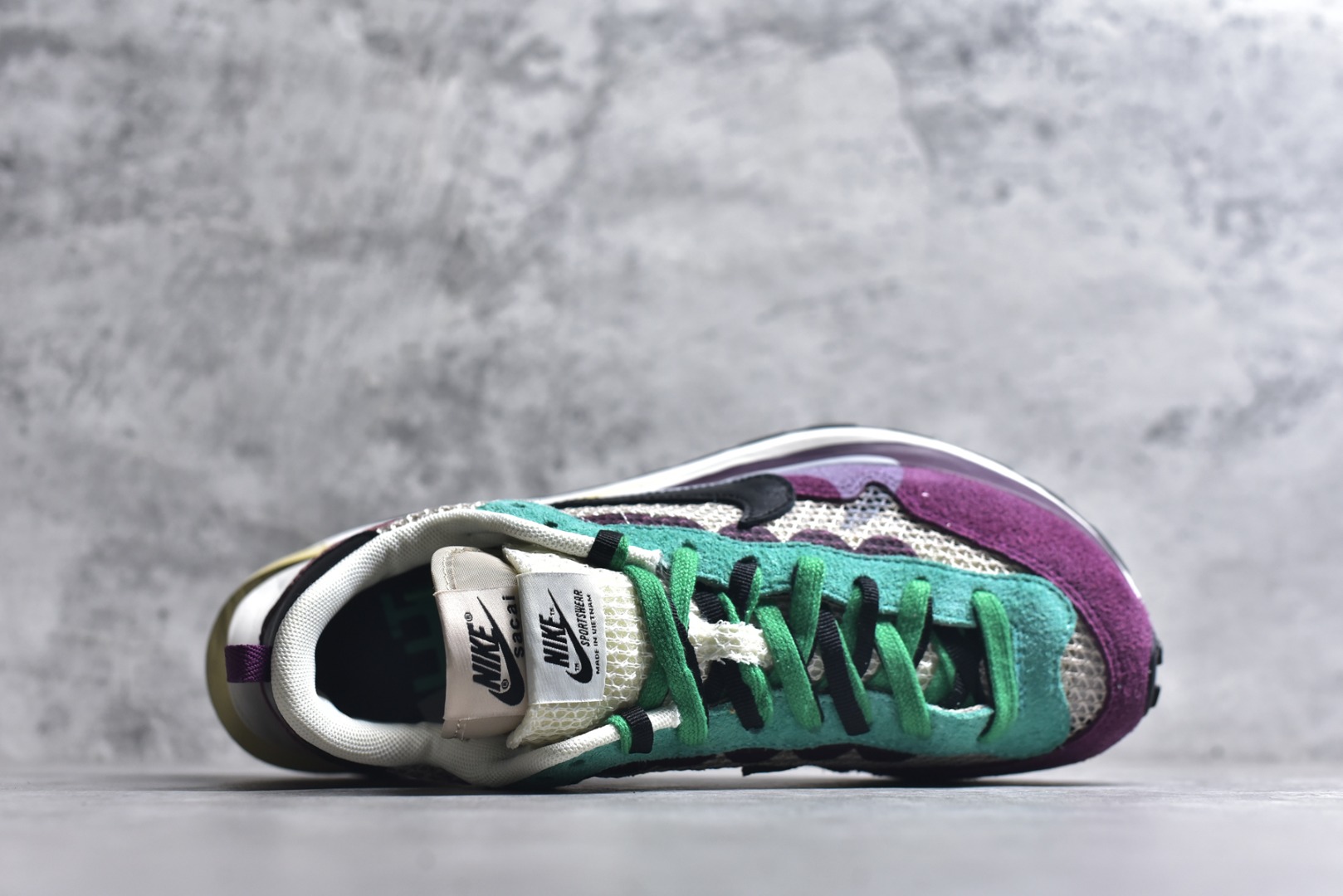 图片[4]-#Sacai x VaporWaffle 华夫三代3.0 走秀重磅联名 CV1363/DD1875/ #正确版本 独家原鞋开发 #原模数据大底 独家五层分离组合底 #原厂长绒皮料 质感十足 注意区分 #鞋款由Pegasus与VaporFly两款鞋型的设计元素共同构建，鞋身材质由翻毛皮和透气网布共同打造。熟悉的解构手法、重叠Swoosh、双重鞋舌、鞋带以及后跟SACAI字体都悉数保留，#最大亮点在于，本次鞋底变本加厉，层数更多!简直和巴黎世家的TripleS有一拼，增高效果妥妥的 尺码：35.5-46-选品中心