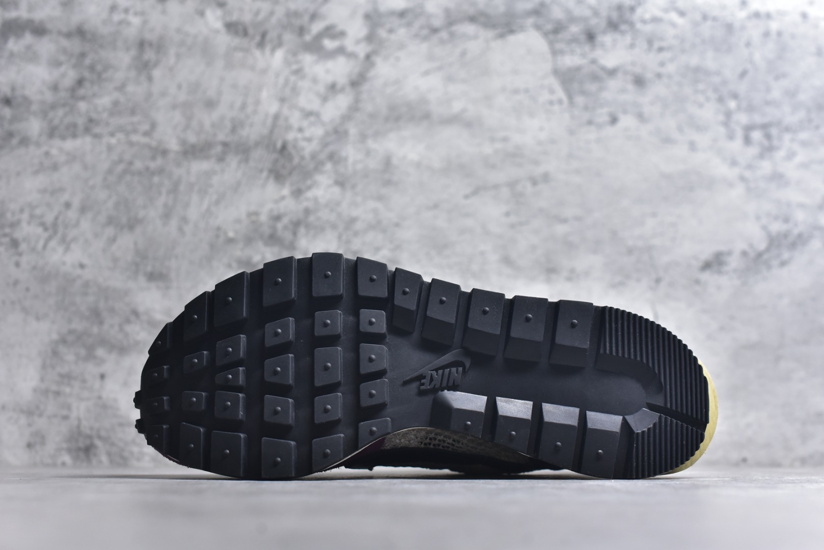 图片[6]-#Sacai x VaporWaffle 华夫三代3.0 走秀重磅联名 CV1363/DD1875/ #正确版本 独家原鞋开发 #原模数据大底 独家五层分离组合底 #原厂长绒皮料 质感十足 注意区分 #鞋款由Pegasus与VaporFly两款鞋型的设计元素共同构建，鞋身材质由翻毛皮和透气网布共同打造。熟悉的解构手法、重叠Swoosh、双重鞋舌、鞋带以及后跟SACAI字体都悉数保留，#最大亮点在于，本次鞋底变本加厉，层数更多!简直和巴黎世家的TripleS有一拼，增高效果妥妥的 尺码：35.5-46-选品中心