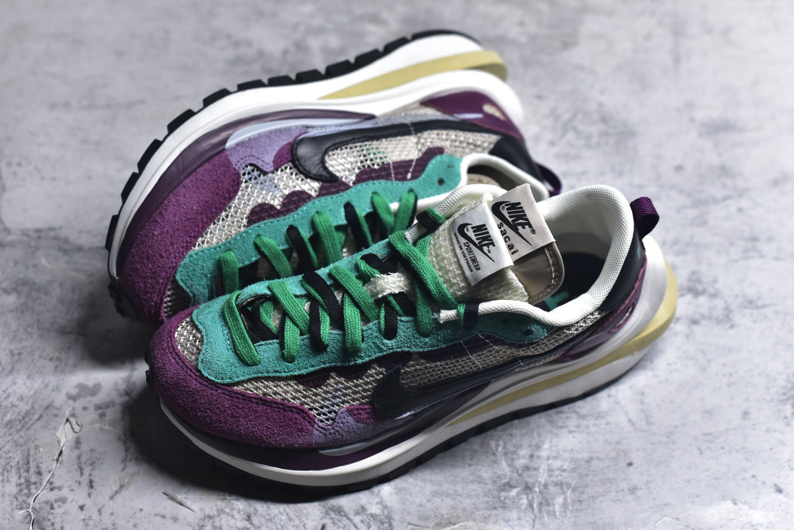 图片[7]-#Sacai x VaporWaffle 华夫三代3.0 走秀重磅联名 CV1363/DD1875/ #正确版本 独家原鞋开发 #原模数据大底 独家五层分离组合底 #原厂长绒皮料 质感十足 注意区分 #鞋款由Pegasus与VaporFly两款鞋型的设计元素共同构建，鞋身材质由翻毛皮和透气网布共同打造。熟悉的解构手法、重叠Swoosh、双重鞋舌、鞋带以及后跟SACAI字体都悉数保留，#最大亮点在于，本次鞋底变本加厉，层数更多!简直和巴黎世家的TripleS有一拼，增高效果妥妥的 尺码：35.5-46-选品中心