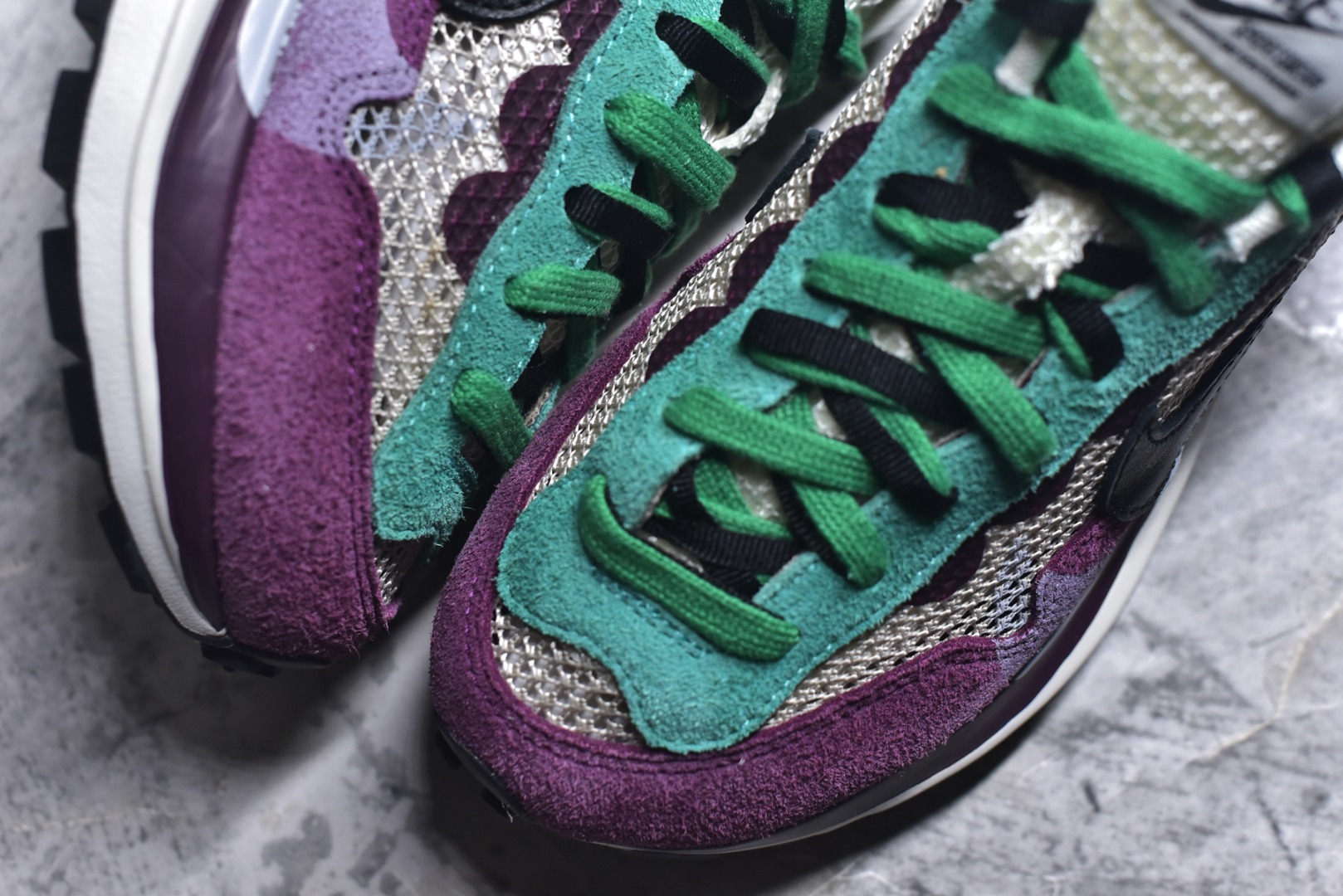 图片[8]-#Sacai x VaporWaffle 华夫三代3.0 走秀重磅联名 CV1363/DD1875/ #正确版本 独家原鞋开发 #原模数据大底 独家五层分离组合底 #原厂长绒皮料 质感十足 注意区分 #鞋款由Pegasus与VaporFly两款鞋型的设计元素共同构建，鞋身材质由翻毛皮和透气网布共同打造。熟悉的解构手法、重叠Swoosh、双重鞋舌、鞋带以及后跟SACAI字体都悉数保留，#最大亮点在于，本次鞋底变本加厉，层数更多!简直和巴黎世家的TripleS有一拼，增高效果妥妥的 尺码：35.5-46-选品中心