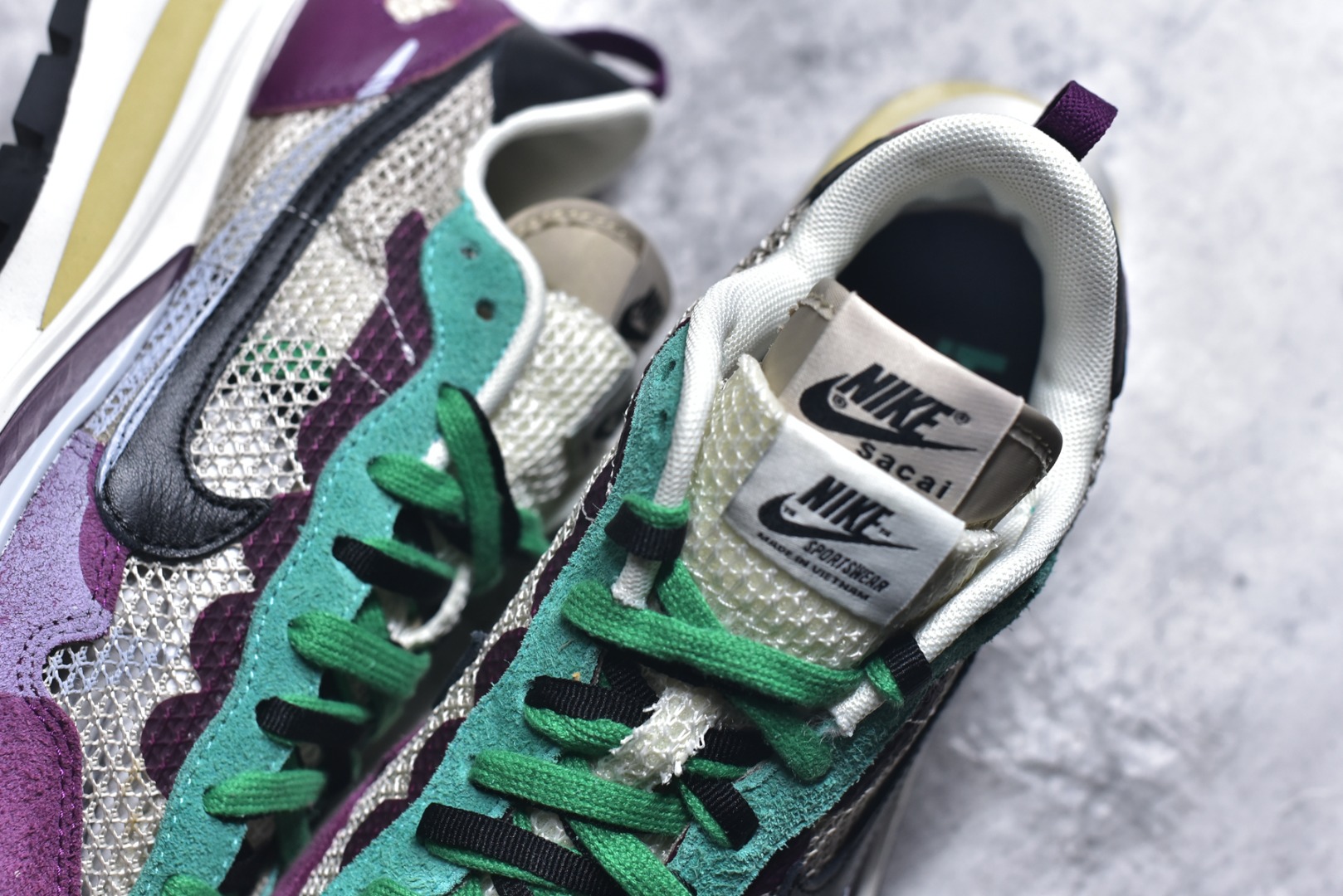 图片[9]-#Sacai x VaporWaffle 华夫三代3.0 走秀重磅联名 CV1363/DD1875/ #正确版本 独家原鞋开发 #原模数据大底 独家五层分离组合底 #原厂长绒皮料 质感十足 注意区分 #鞋款由Pegasus与VaporFly两款鞋型的设计元素共同构建，鞋身材质由翻毛皮和透气网布共同打造。熟悉的解构手法、重叠Swoosh、双重鞋舌、鞋带以及后跟SACAI字体都悉数保留，#最大亮点在于，本次鞋底变本加厉，层数更多!简直和巴黎世家的TripleS有一拼，增高效果妥妥的 尺码：35.5-46-选品中心