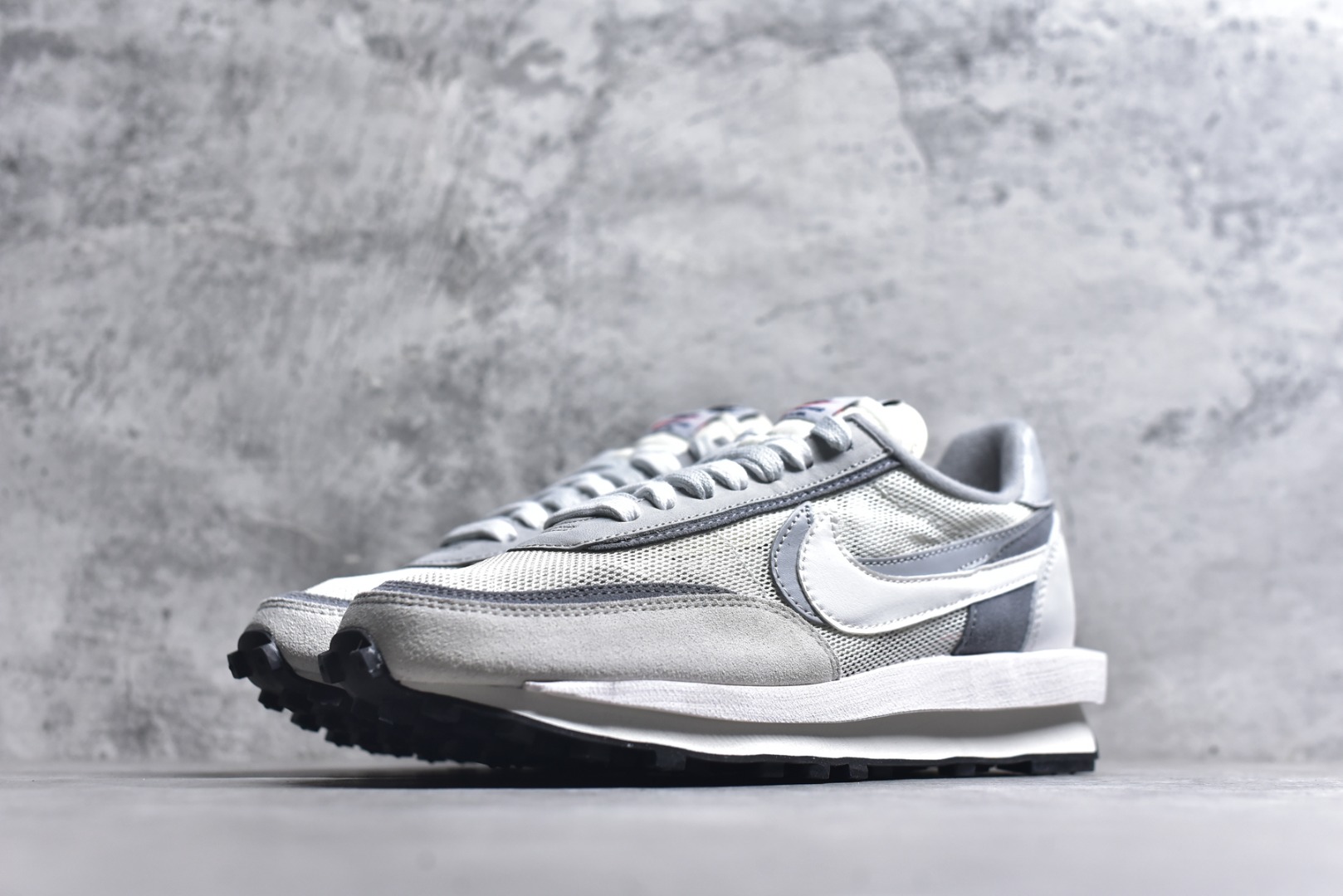 图片[2]-#Sacai x VaporWaffle 华夫三代3.0 走秀重磅联名 CV1363/DD1875/ #正确版本 独家原鞋开发 #原模数据大底 独家五层分离组合底 #原厂长绒皮料 质感十足 注意区分 #鞋款由Pegasus与VaporFly两款鞋型的设计元素共同构建，鞋身材质由翻毛皮和透气网布共同打造。熟悉的解构手法、重叠Swoosh、双重鞋舌、鞋带以及后跟SACAI字体都悉数保留，#最大亮点在于，本次鞋底变本加厉，层数更多!简直和巴黎世家的TripleS有一拼，增高效果妥妥的 尺码：35.5-46-选品中心