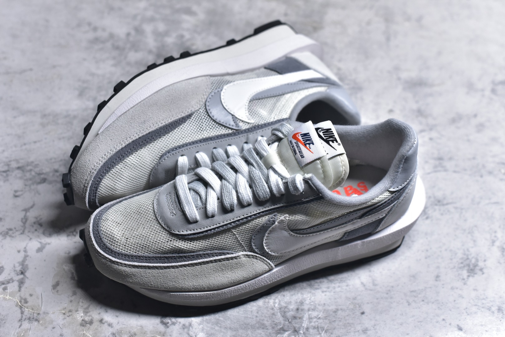 图片[7]-#Sacai x VaporWaffle 华夫三代3.0 走秀重磅联名 CV1363/DD1875/ #正确版本 独家原鞋开发 #原模数据大底 独家五层分离组合底 #原厂长绒皮料 质感十足 注意区分 #鞋款由Pegasus与VaporFly两款鞋型的设计元素共同构建，鞋身材质由翻毛皮和透气网布共同打造。熟悉的解构手法、重叠Swoosh、双重鞋舌、鞋带以及后跟SACAI字体都悉数保留，#最大亮点在于，本次鞋底变本加厉，层数更多!简直和巴黎世家的TripleS有一拼，增高效果妥妥的 尺码：35.5-46-选品中心