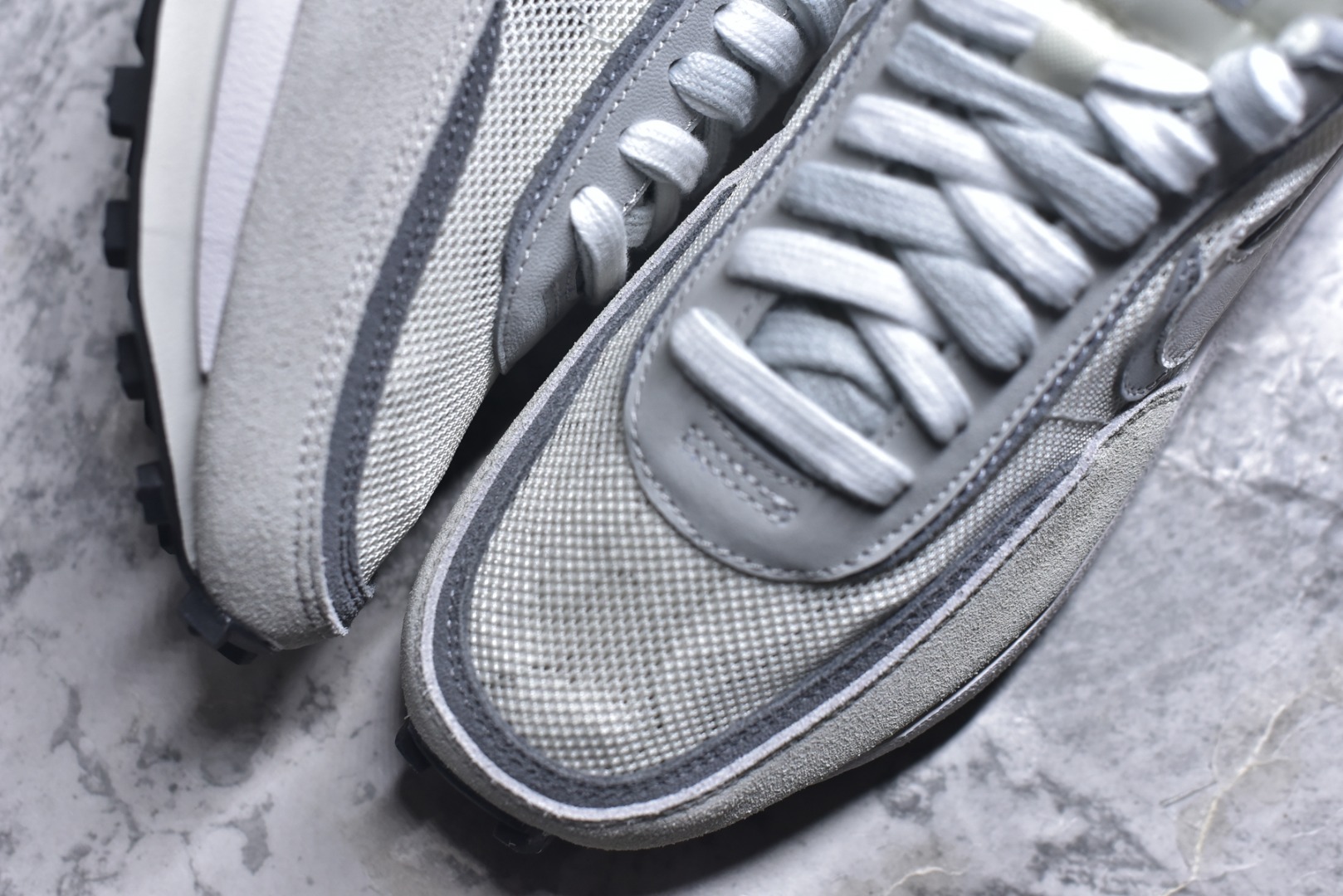 图片[8]-#Sacai x VaporWaffle 华夫三代3.0 走秀重磅联名 CV1363/DD1875/ #正确版本 独家原鞋开发 #原模数据大底 独家五层分离组合底 #原厂长绒皮料 质感十足 注意区分 #鞋款由Pegasus与VaporFly两款鞋型的设计元素共同构建，鞋身材质由翻毛皮和透气网布共同打造。熟悉的解构手法、重叠Swoosh、双重鞋舌、鞋带以及后跟SACAI字体都悉数保留，#最大亮点在于，本次鞋底变本加厉，层数更多!简直和巴黎世家的TripleS有一拼，增高效果妥妥的 尺码：35.5-46-选品中心