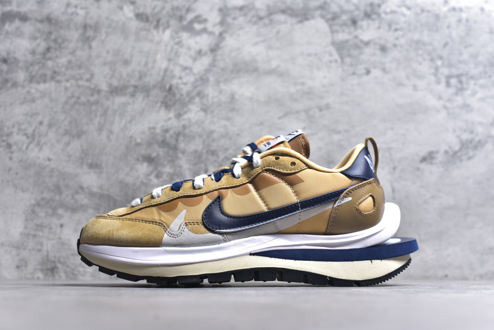 #Sacai x VaporWaffle 华夫三代3.0 走秀重磅联名 CV1363/DD1875/ #正确版本 独家原鞋开发 #原模数据大底 独家五层分离组合底 #原厂长绒皮料 质感十足 注意区分 #鞋款由Pegasus与VaporFly两款鞋型的设计元素共同构建，鞋身材质由翻毛皮和透气网布共同打造。熟悉的解构手法、重叠Swoosh、双重鞋舌、鞋带以及后跟SACAI字体都悉数保留，#最大亮点在于，本次鞋底变本加厉，层数更多!简直和巴黎世家的TripleS有一拼，增高效果妥妥的 尺码：35.5-46-选品中心