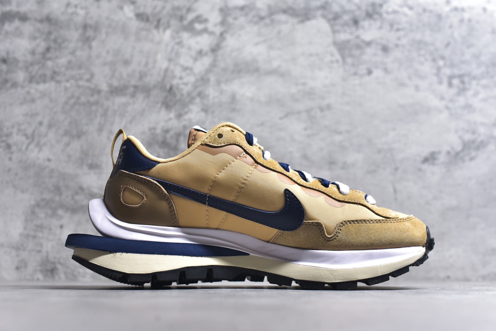 图片[3]-#Sacai x VaporWaffle 华夫三代3.0 走秀重磅联名 CV1363/DD1875/ #正确版本 独家原鞋开发 #原模数据大底 独家五层分离组合底 #原厂长绒皮料 质感十足 注意区分 #鞋款由Pegasus与VaporFly两款鞋型的设计元素共同构建，鞋身材质由翻毛皮和透气网布共同打造。熟悉的解构手法、重叠Swoosh、双重鞋舌、鞋带以及后跟SACAI字体都悉数保留，#最大亮点在于，本次鞋底变本加厉，层数更多!简直和巴黎世家的TripleS有一拼，增高效果妥妥的 尺码：35.5-46-选品中心