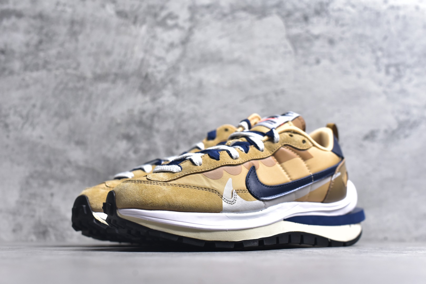 图片[2]-#Sacai x VaporWaffle 华夫三代3.0 走秀重磅联名 CV1363/DD1875/ #正确版本 独家原鞋开发 #原模数据大底 独家五层分离组合底 #原厂长绒皮料 质感十足 注意区分 #鞋款由Pegasus与VaporFly两款鞋型的设计元素共同构建，鞋身材质由翻毛皮和透气网布共同打造。熟悉的解构手法、重叠Swoosh、双重鞋舌、鞋带以及后跟SACAI字体都悉数保留，#最大亮点在于，本次鞋底变本加厉，层数更多!简直和巴黎世家的TripleS有一拼，增高效果妥妥的 尺码：35.5-46-选品中心