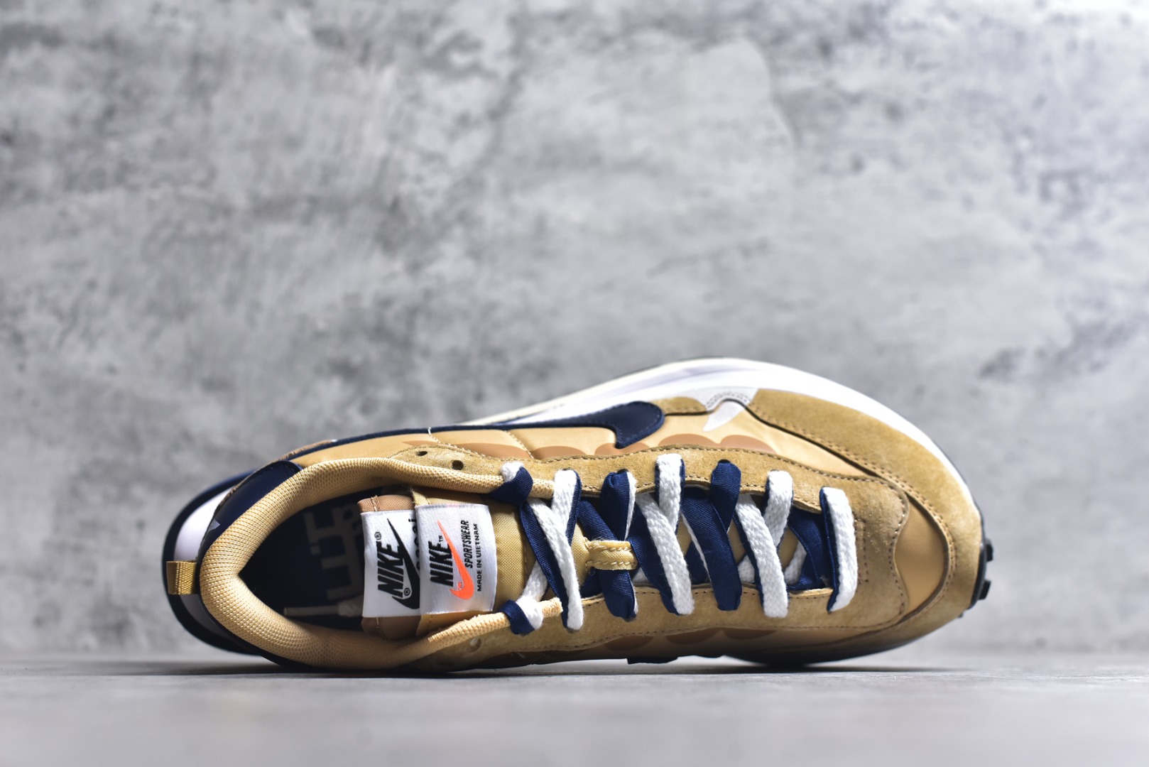 图片[4]-#Sacai x VaporWaffle 华夫三代3.0 走秀重磅联名 CV1363/DD1875/ #正确版本 独家原鞋开发 #原模数据大底 独家五层分离组合底 #原厂长绒皮料 质感十足 注意区分 #鞋款由Pegasus与VaporFly两款鞋型的设计元素共同构建，鞋身材质由翻毛皮和透气网布共同打造。熟悉的解构手法、重叠Swoosh、双重鞋舌、鞋带以及后跟SACAI字体都悉数保留，#最大亮点在于，本次鞋底变本加厉，层数更多!简直和巴黎世家的TripleS有一拼，增高效果妥妥的 尺码：35.5-46-选品中心